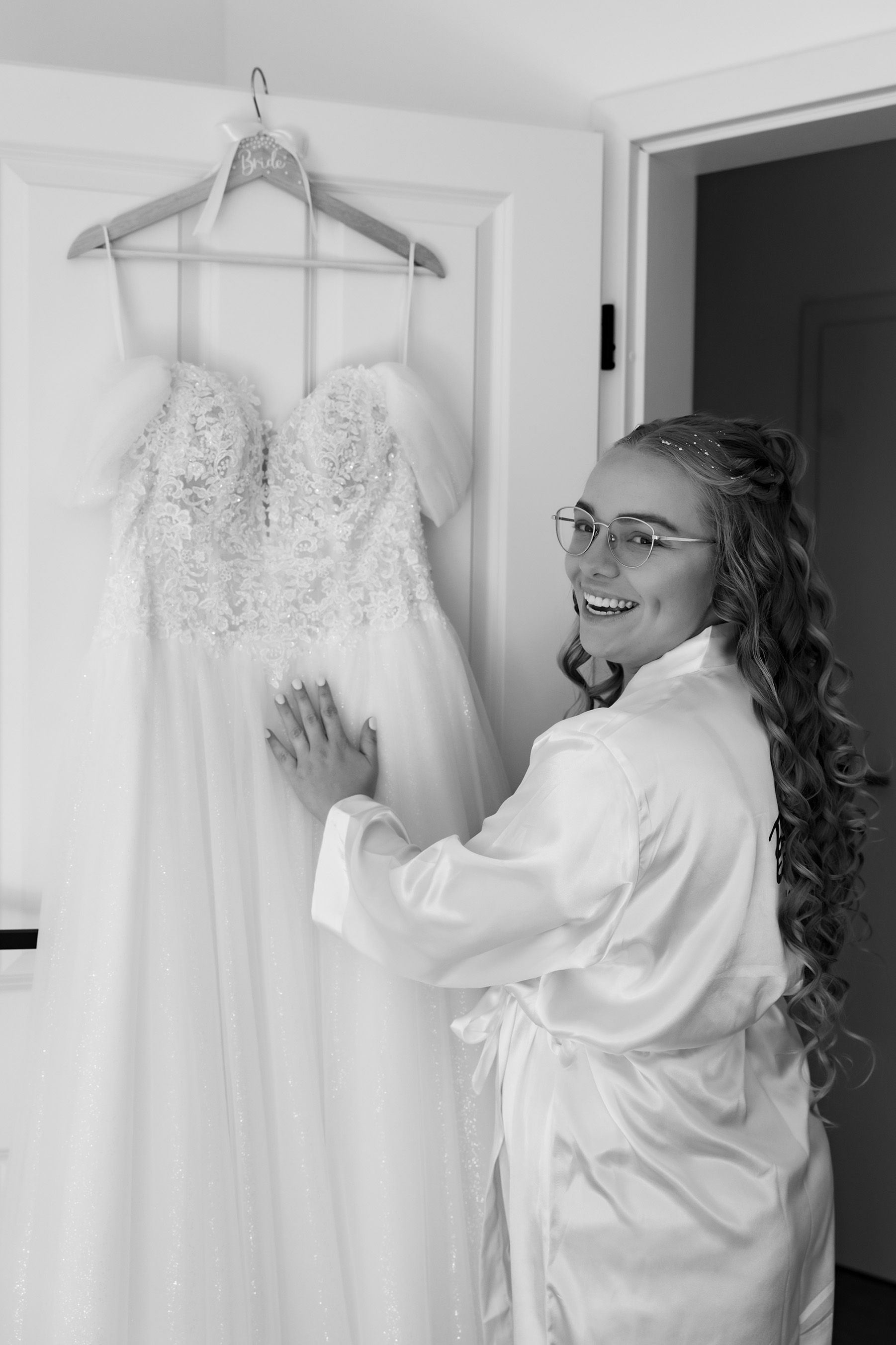 Brautkleid hängt bereit für das Getting Ready einer kirchlichen Trauung in Bremen.