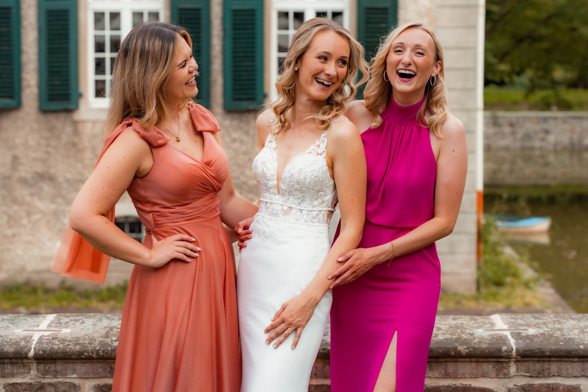 Braut posiert lachend mit ihren Trauzeuginnen bei der Hochzeit in Solingen.