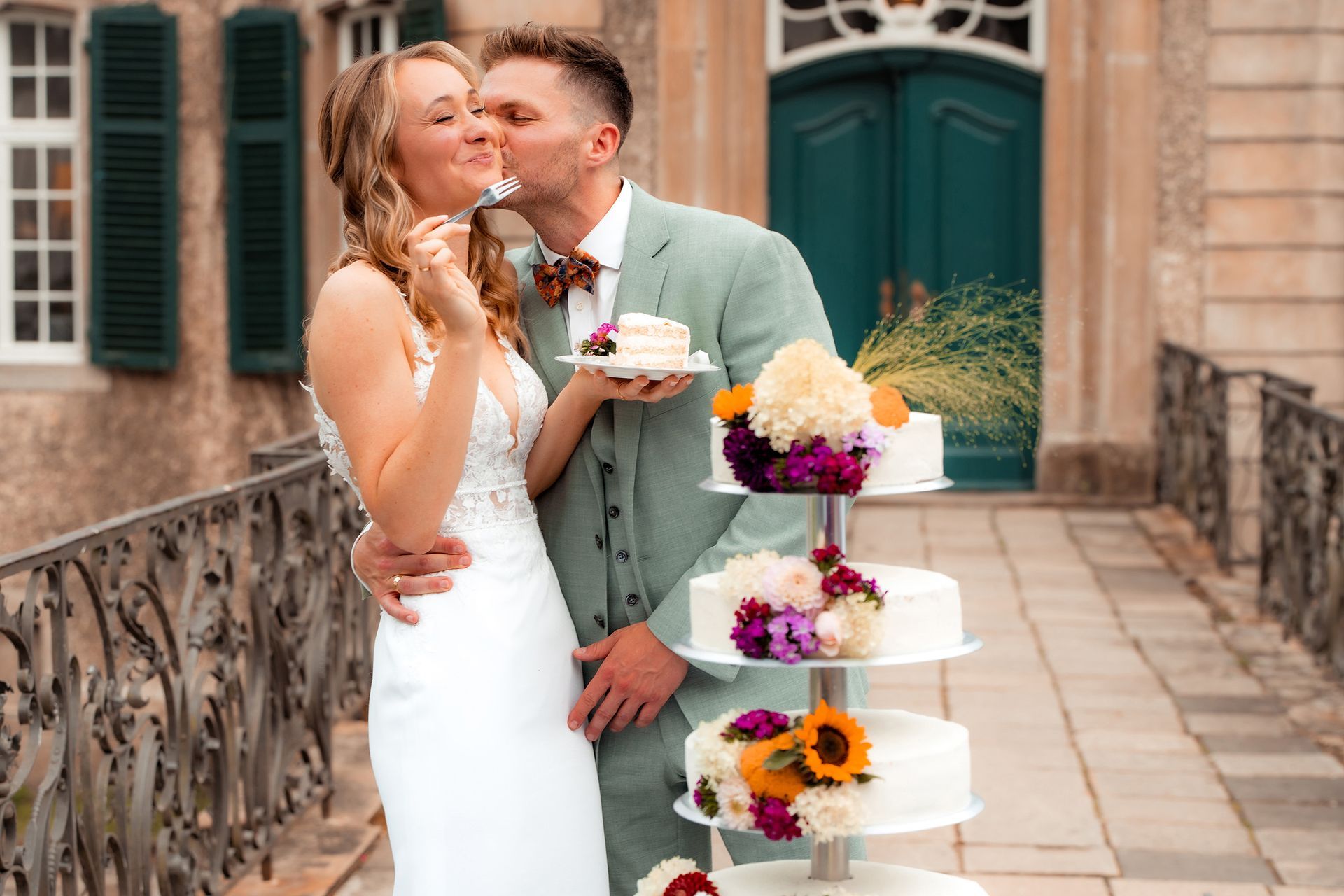 Brautpaar schneidet die Hochzeitstorte an und feiert den Moment in Solingen.