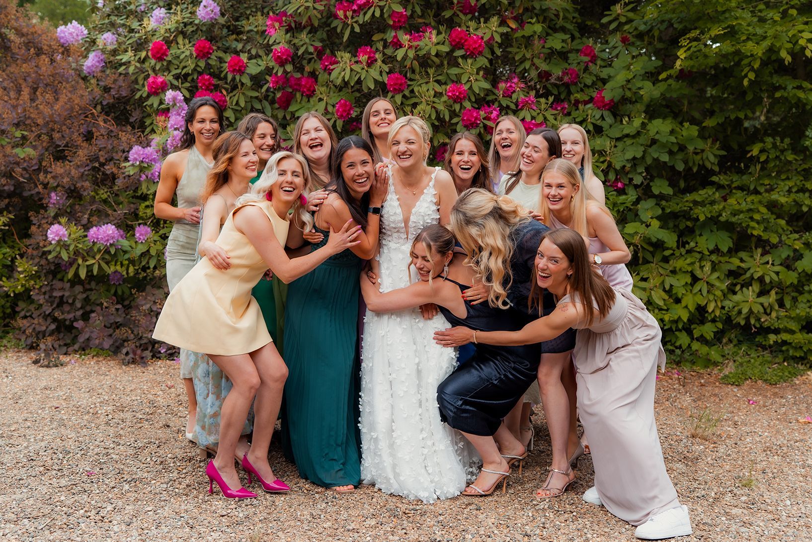 Fröhliche Gruppenaufnahme bei Hochzeit im Bruns Garten Schwanewede