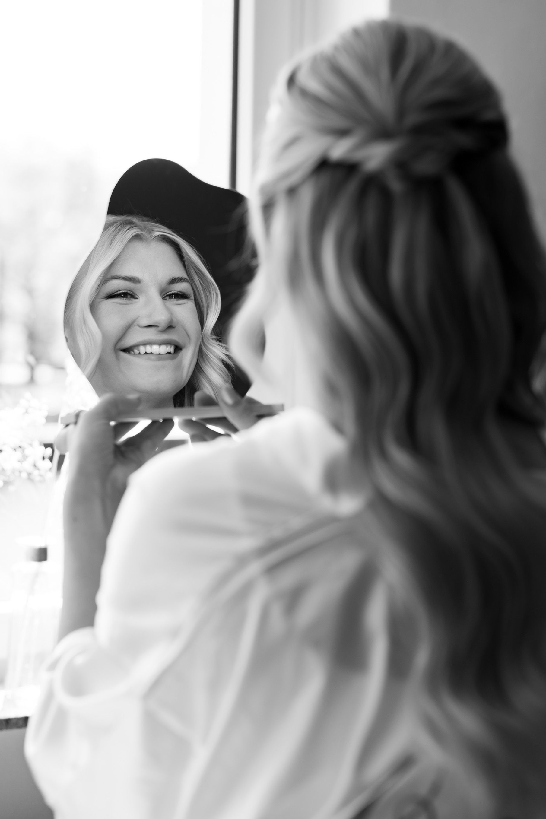 Dortmund Hochzeit: Braut Getting Ready beim Haare Styling