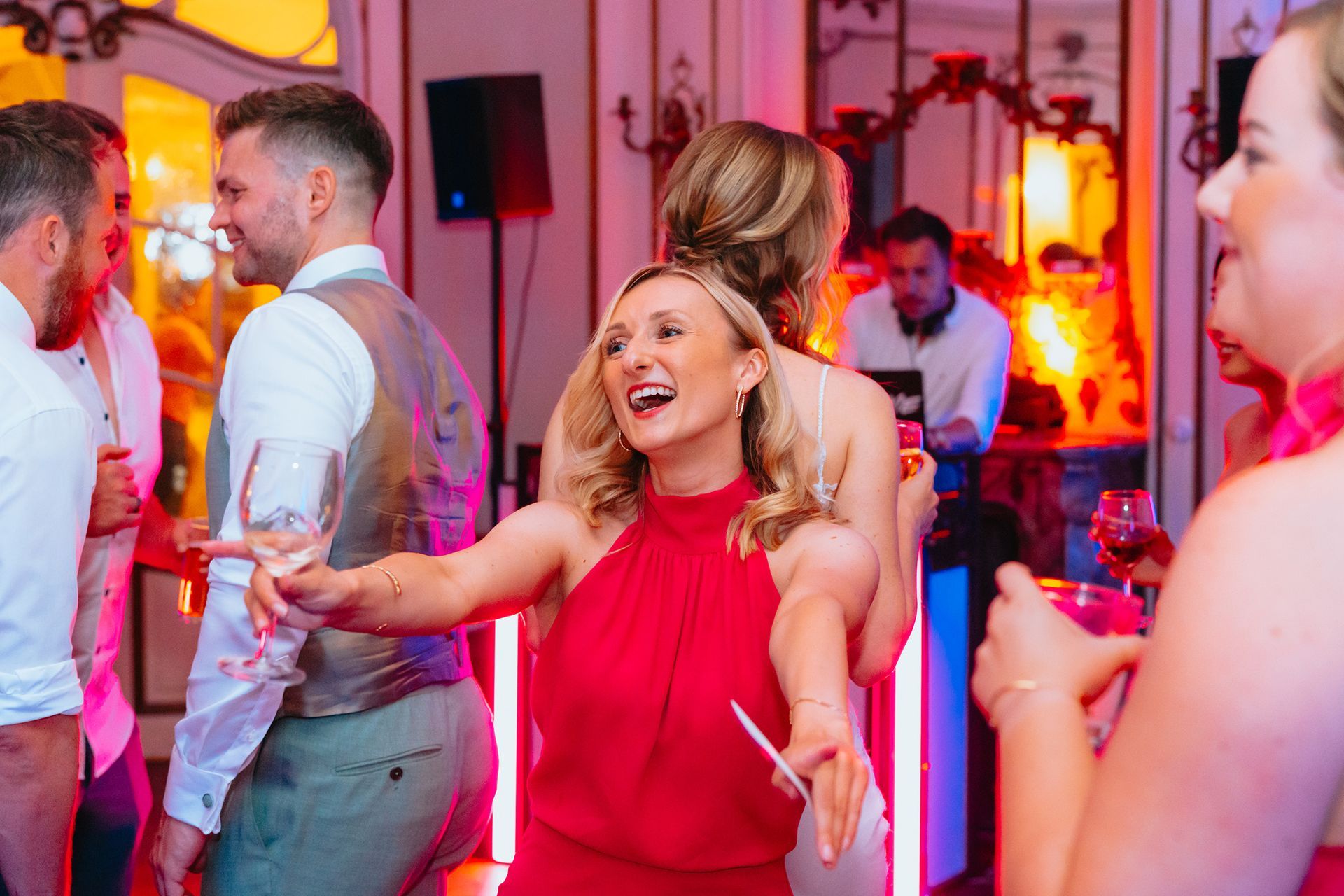Gäste tanzen und feiern bei der Hochzeitsparty im Wasserschloss Solingen.