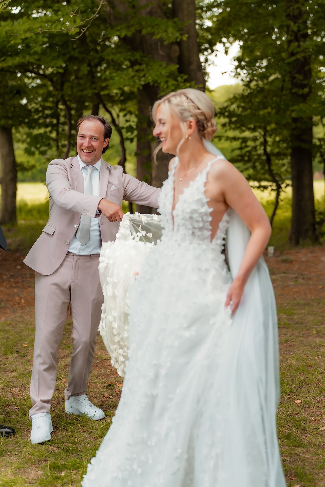 Braut und Gast lachen gemeinsam bei freier Trauung im Bruns Garten Schwanewede