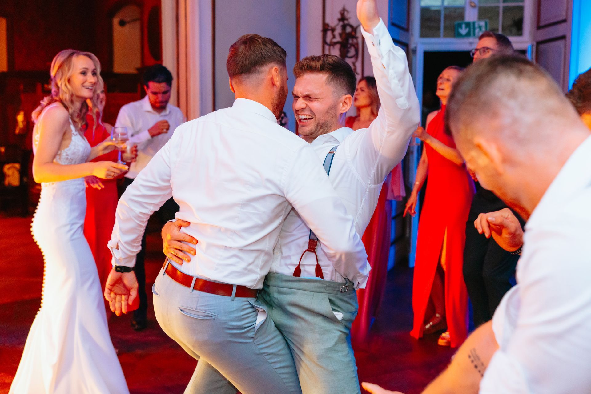 Gäste tanzen und feiern ausgelassen auf einer Hochzeit in Solingen.