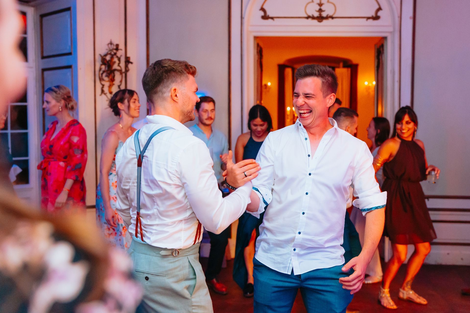 Brautpaar feiert gemeinsam mit Gästen auf der Hochzeitsparty in Solingen.
