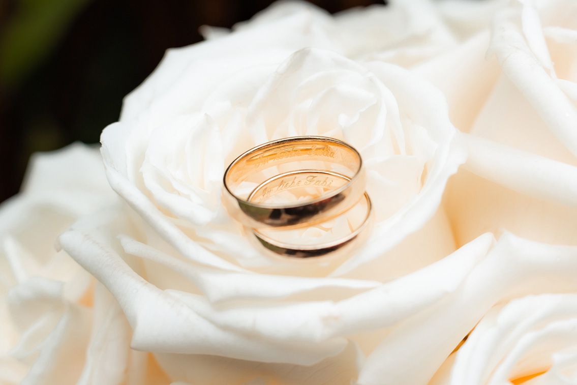 Trauringe auf Blume bei Hochzeit im Bruns Garten Schwanewede