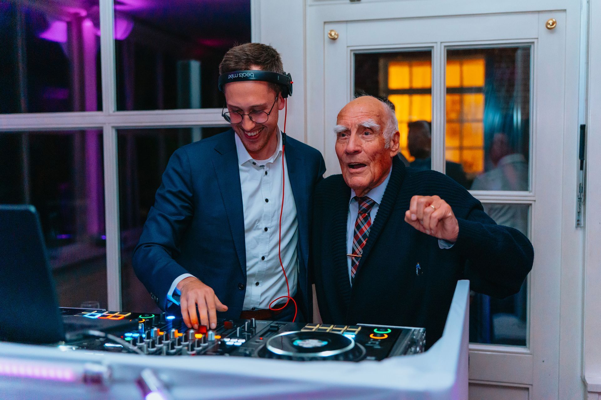 DJ sorgt für Stimmung auf der Hochzeitsfeier im Bruns Garten Schwanewede