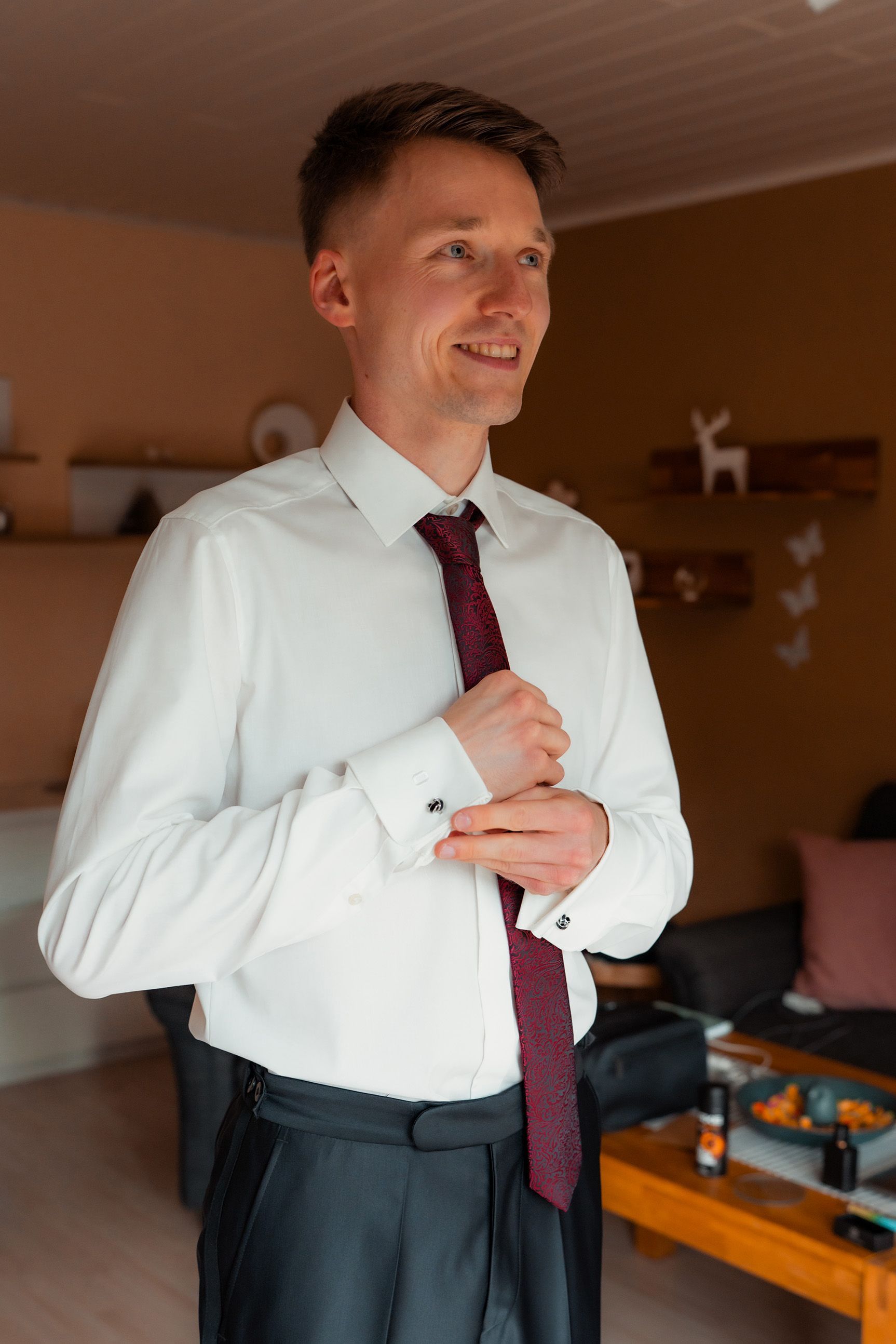 Bräutigam bindet seine Krawatte beim Getting Ready vor der kirchlichen Trauung in Bremen