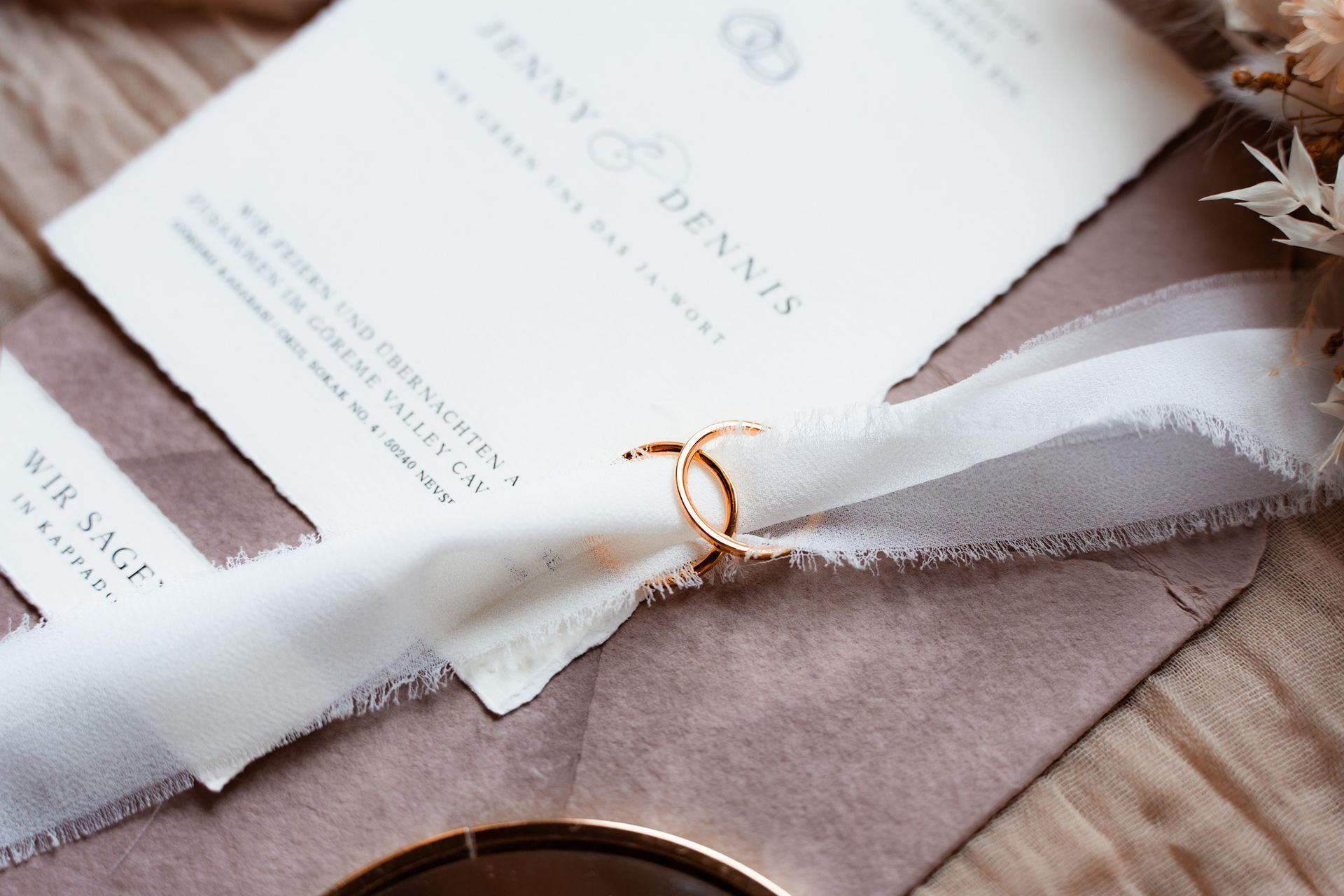 Hochzeit Kappadokien: Flatlay mit Brautschuhen und Ehering