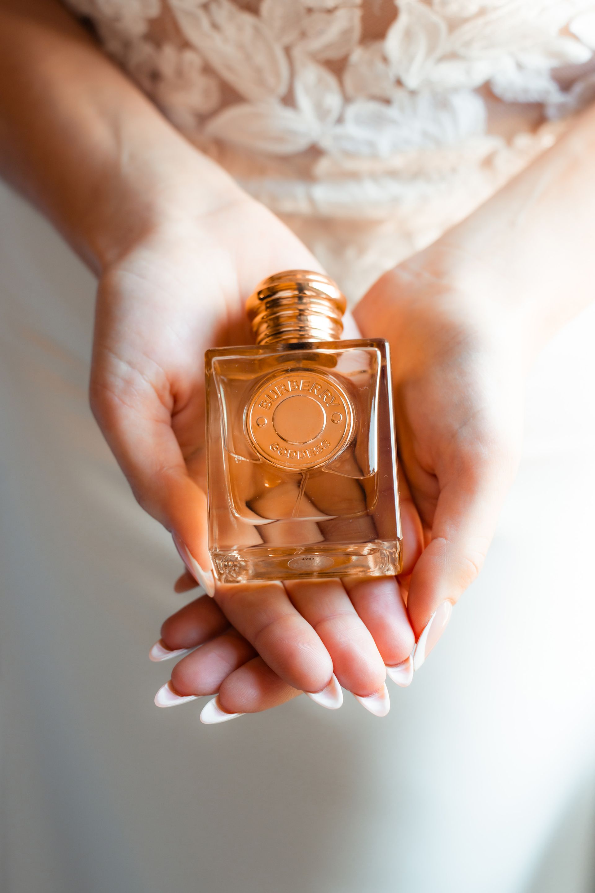 Hochzeit Kappadokien: Braut legt beim Getting Ready ihr Parfum an