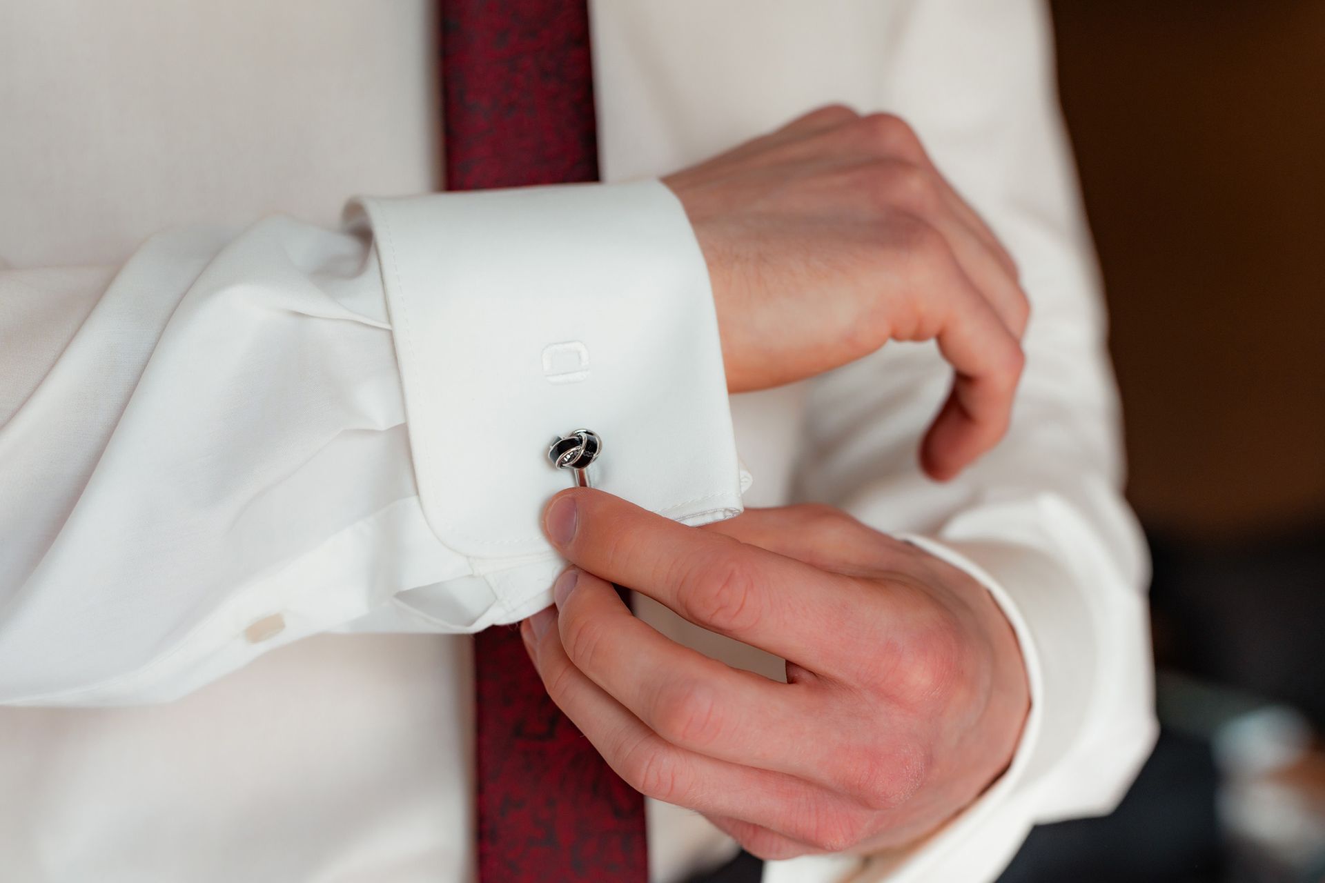 Bräutigam legt Manschettenknöpfe beim Getting Ready für die Hochzeit in Bremen an