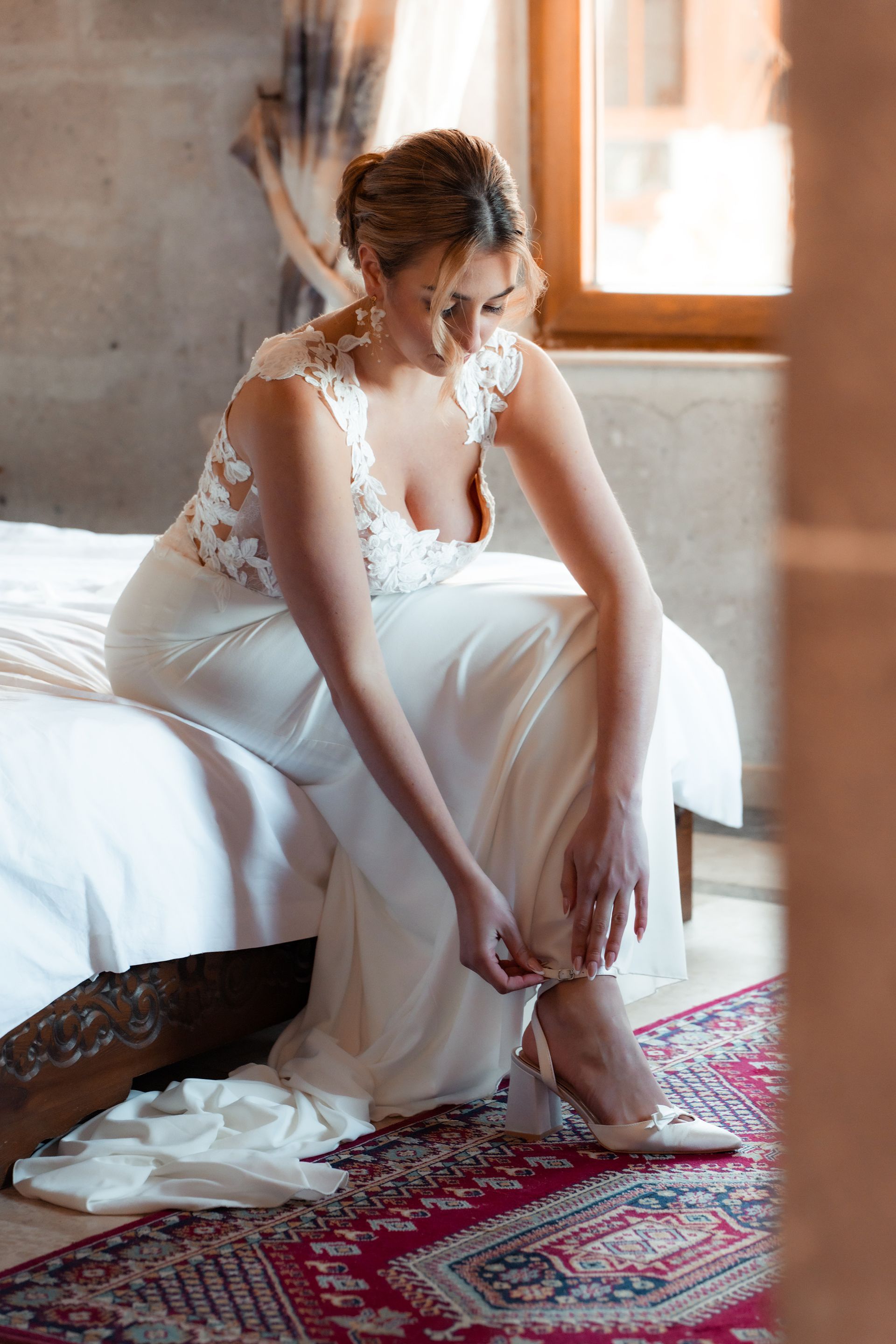 Getting Ready Kappadokien: Braut zieht elegante Hochzeitsschuhe an