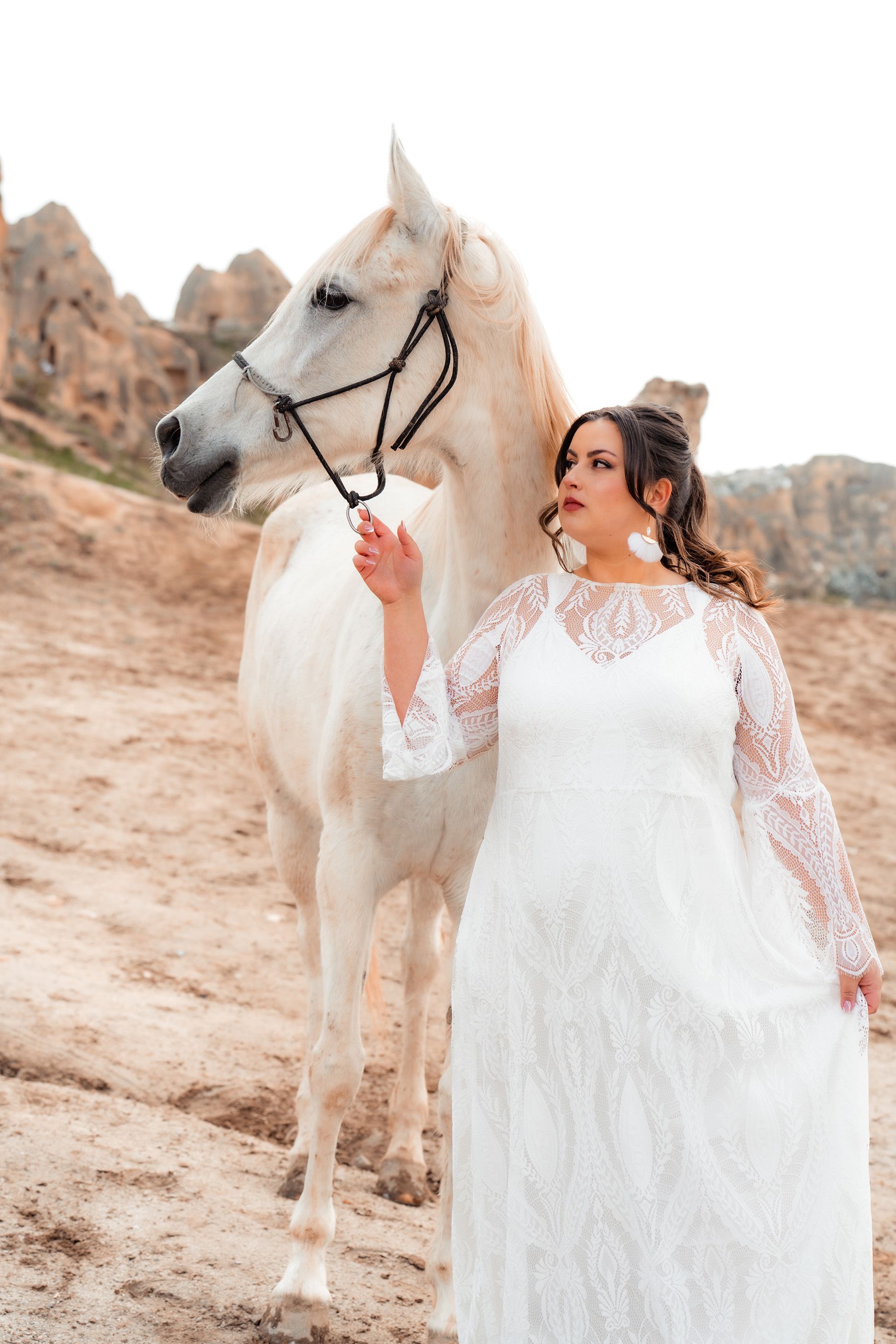 Destination Wedding Kappadokien: Braut mit weißem Pferd