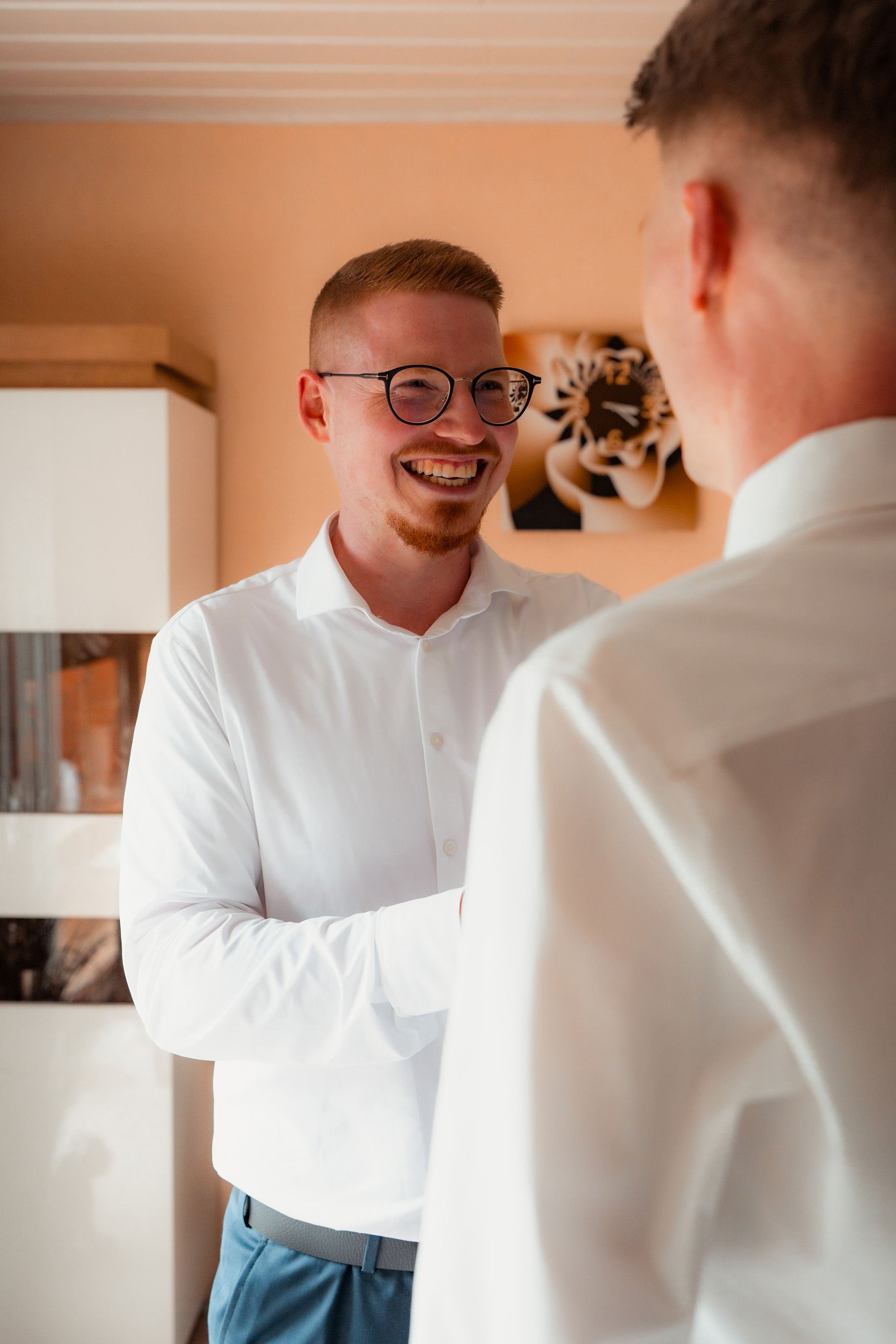 Bräutigam lächelt beim Getting Ready vor der kirchlichen Trauung in Bremen