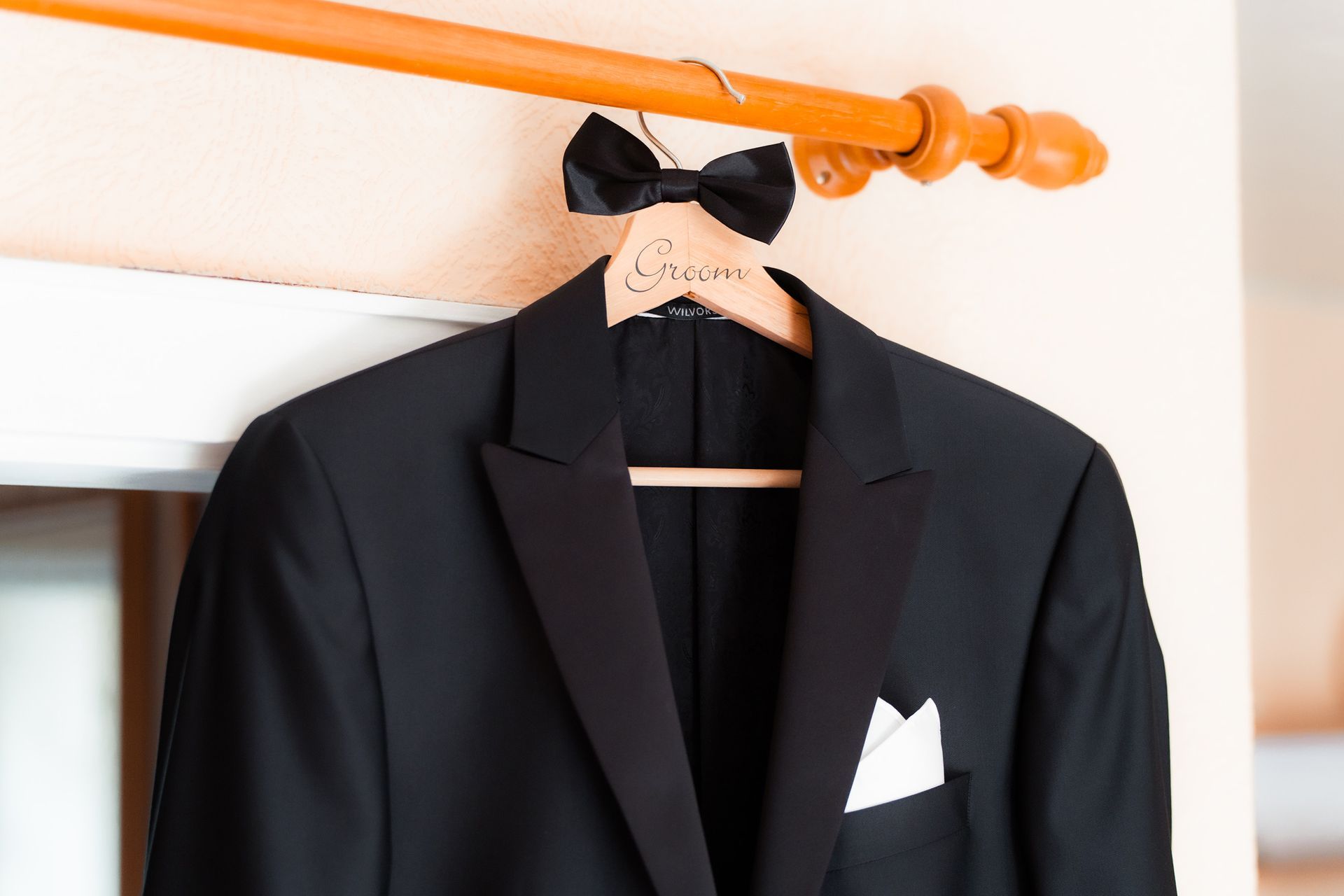 Schwarzer Hochzeitsanzug mit Fliege hängt bereit beim Getting Ready des Bräutigams in Bremen.