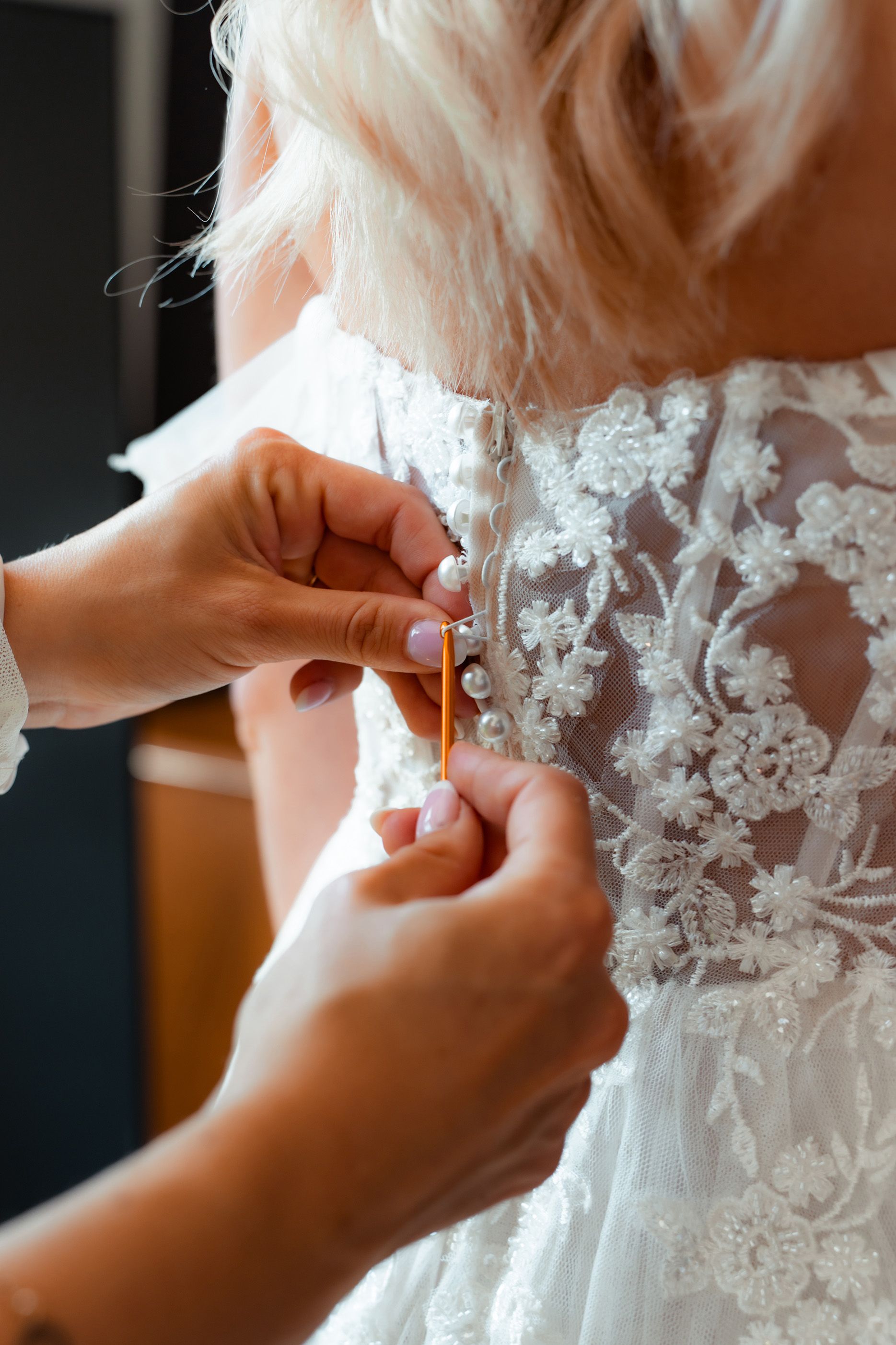 Hochzeit Dortmund: feine Details des Brautkleids beim Getting Ready