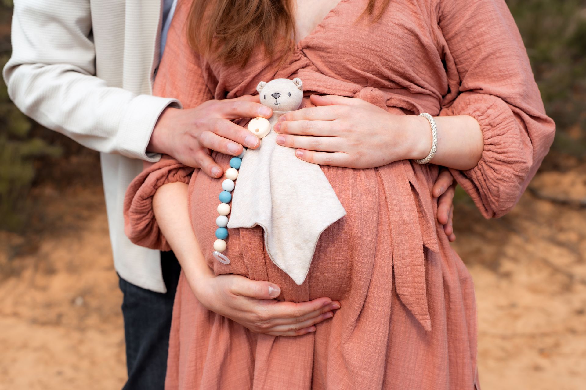 Babybauchshooting in Bremen mit Ultraschallfoto – liebevolle Erinnerung an Schwangerschaft und Vorfreude.