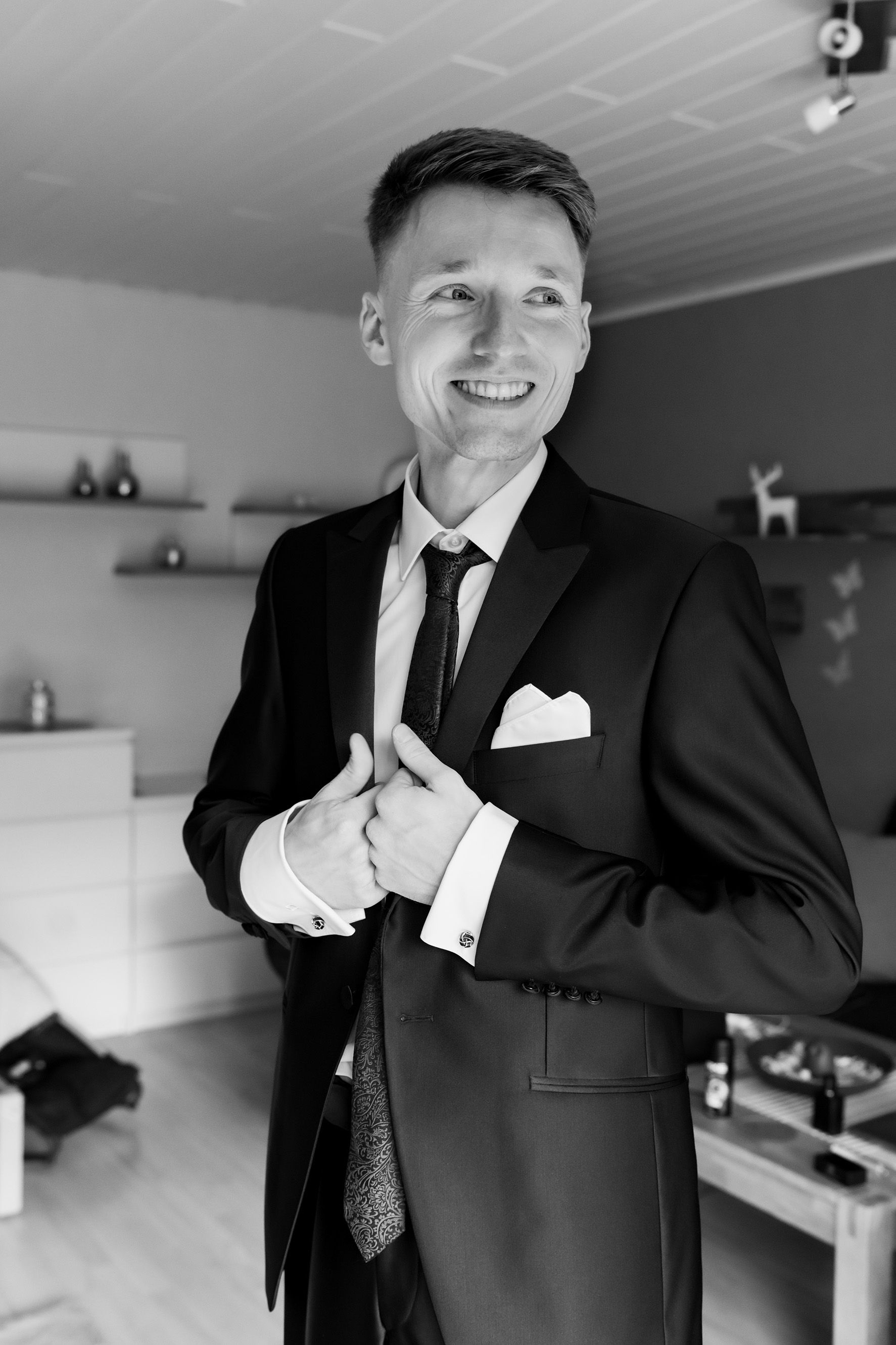 Bräutigam lächelt beim Getting Ready vor der kirchlichen Trauung in Bremen
