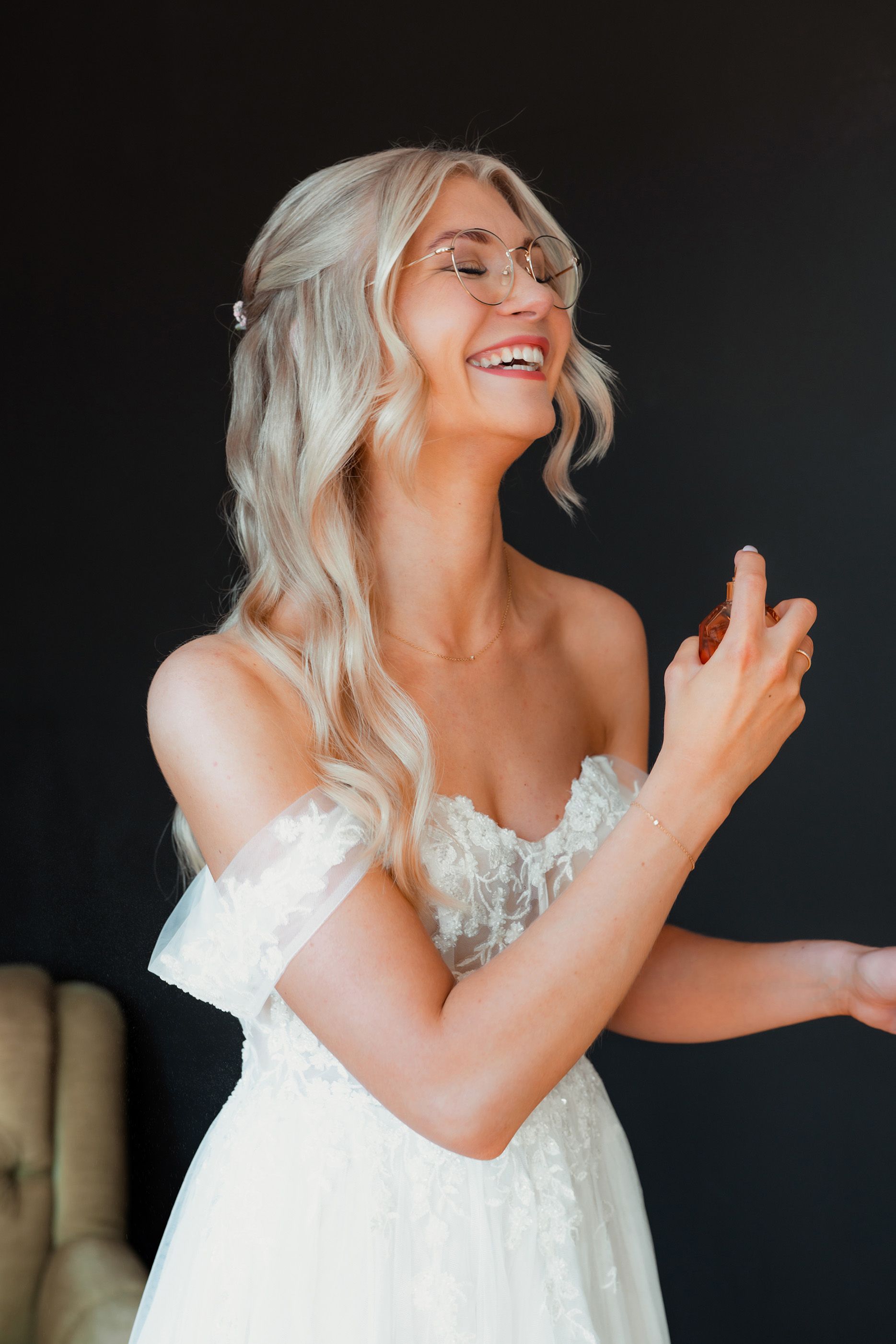 Hochzeit Dortmund: strahlendes Portrait der Braut beim Getting Ready