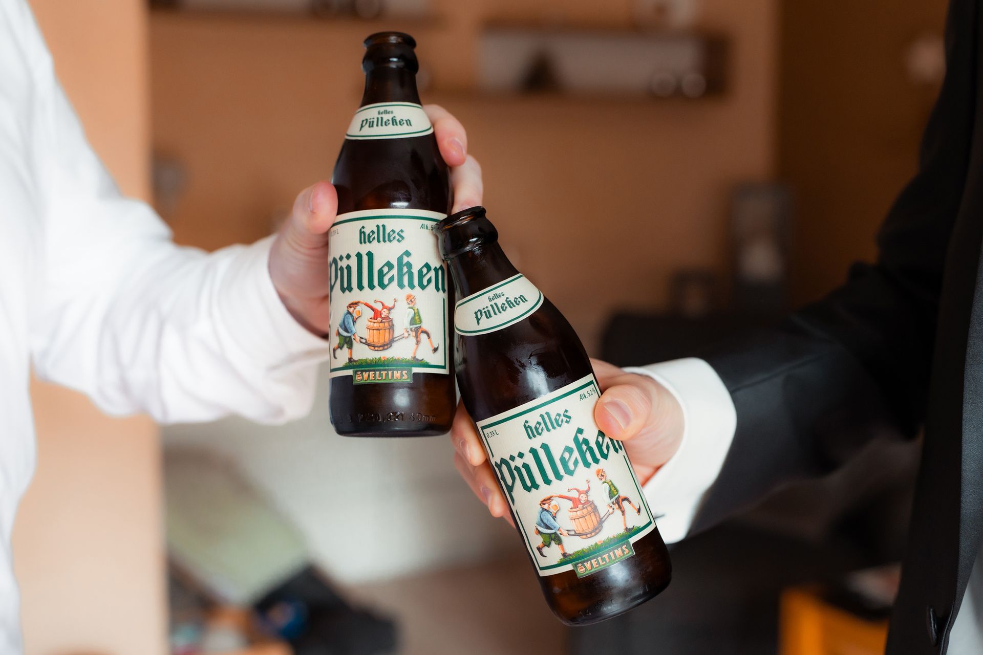 Bräutigam stößt mit Freunden beim Getting Ready auf die Hochzeit in Bremen an.