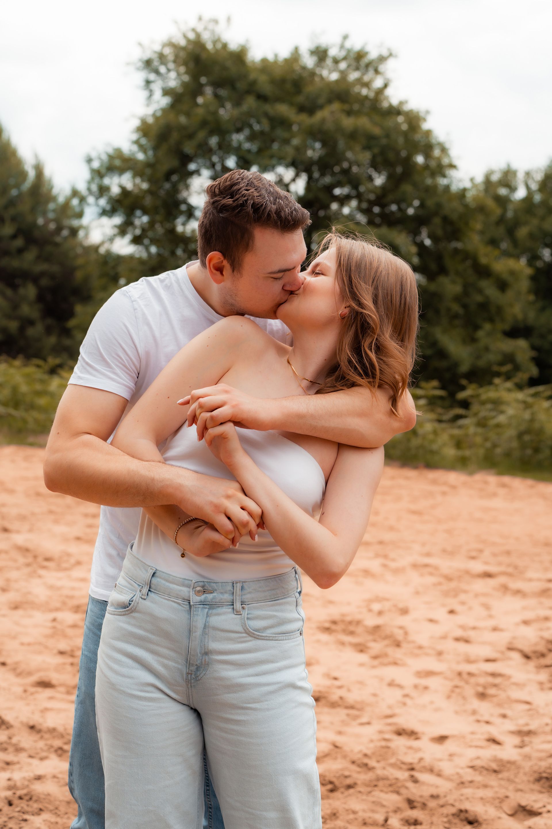 Paar küsst sich und lacht gemeinsam bei Outdoor-Shooting Wahner Heide Troisdorf