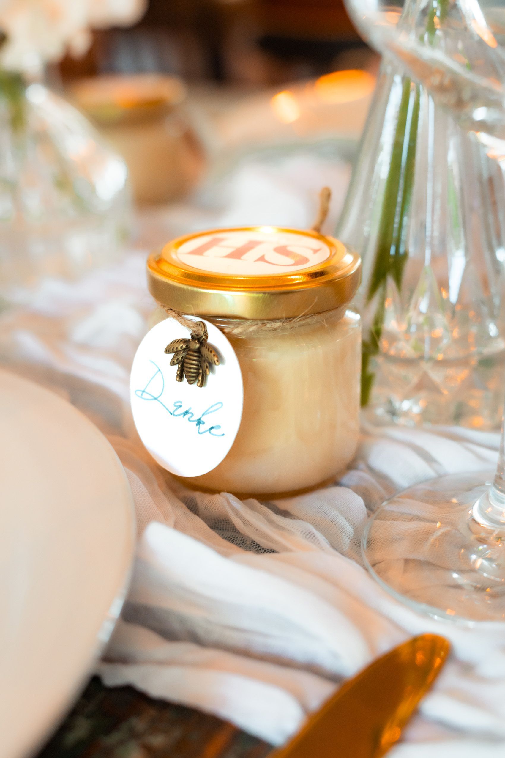 Hochzeit Dortmund Tyde: stilvolle Gastgeschenke auf den Tischen