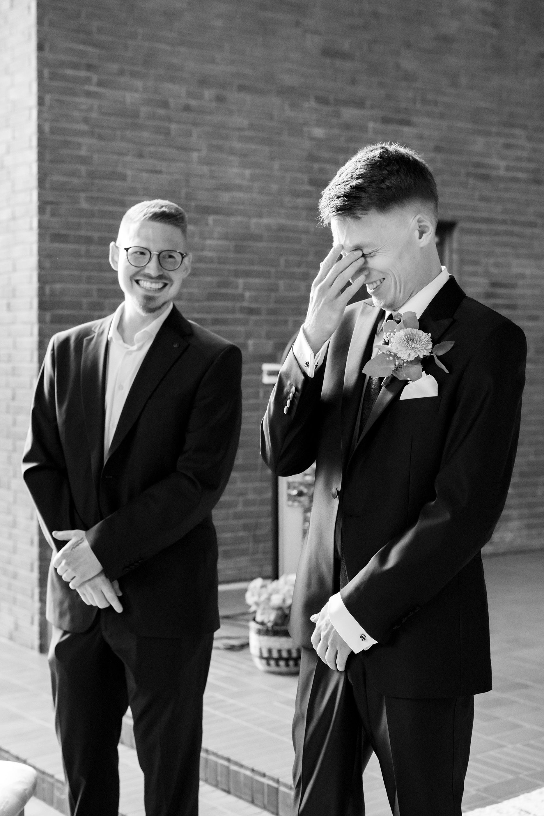 Bräutigam lächelt gerührt beim Einzug der Braut in die Kirche während der Trauung in Bremen.