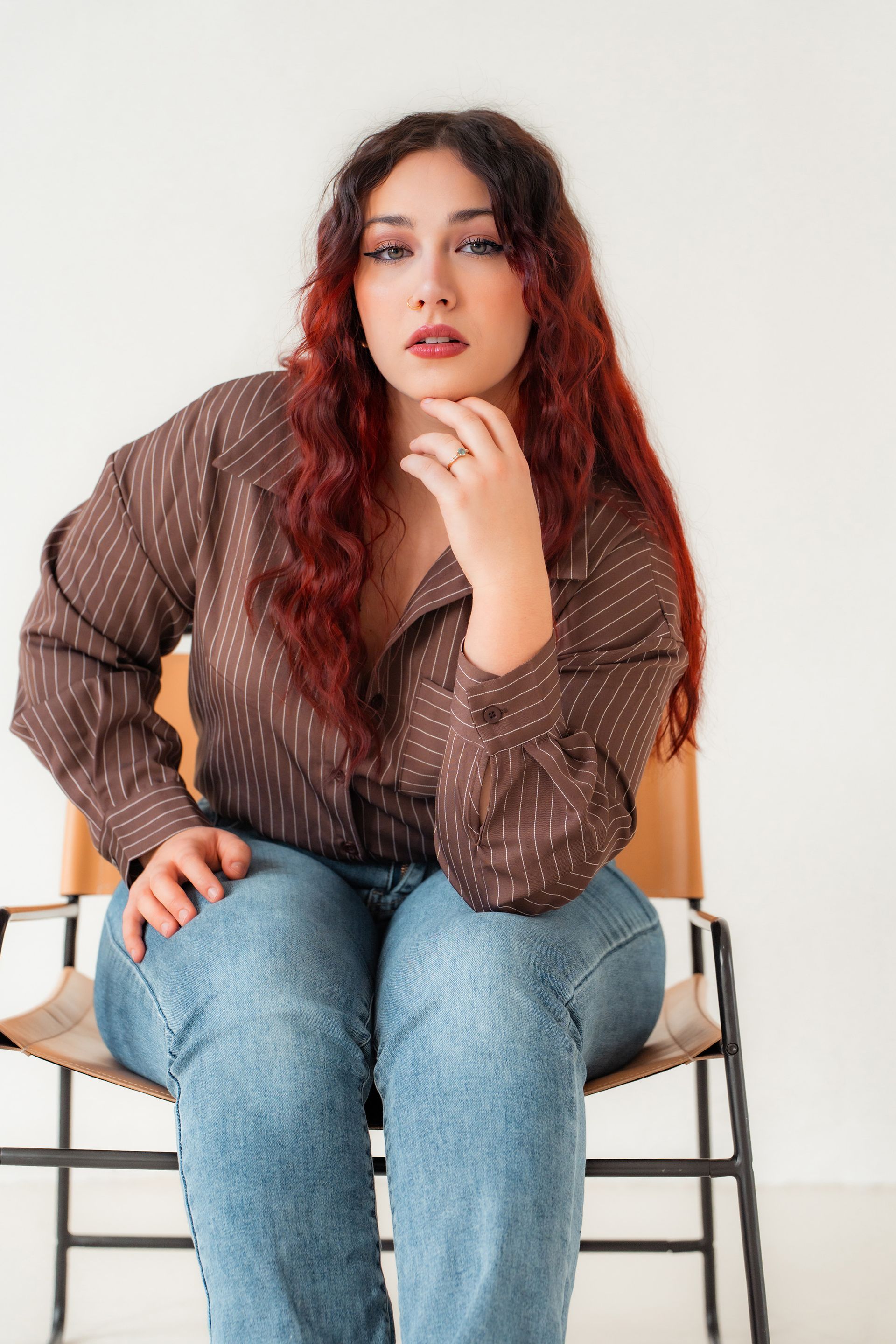 Zärtlicher Kuss eines verliebten Paares bei Paarshooting in der Wahner Heide Troisdorf