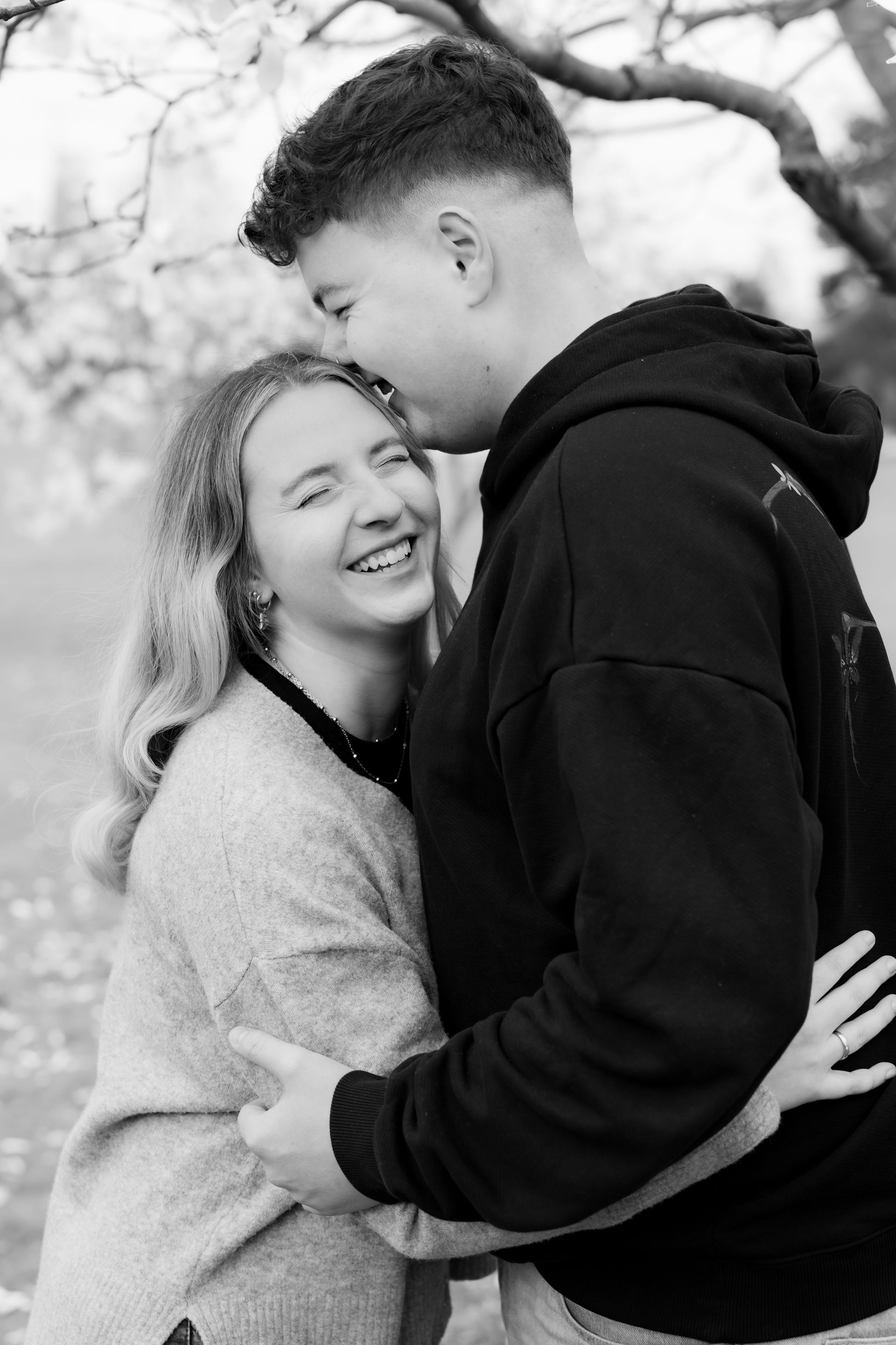 Paar umarmt sich in einem Waldpfad in Bergisch Gladbach.