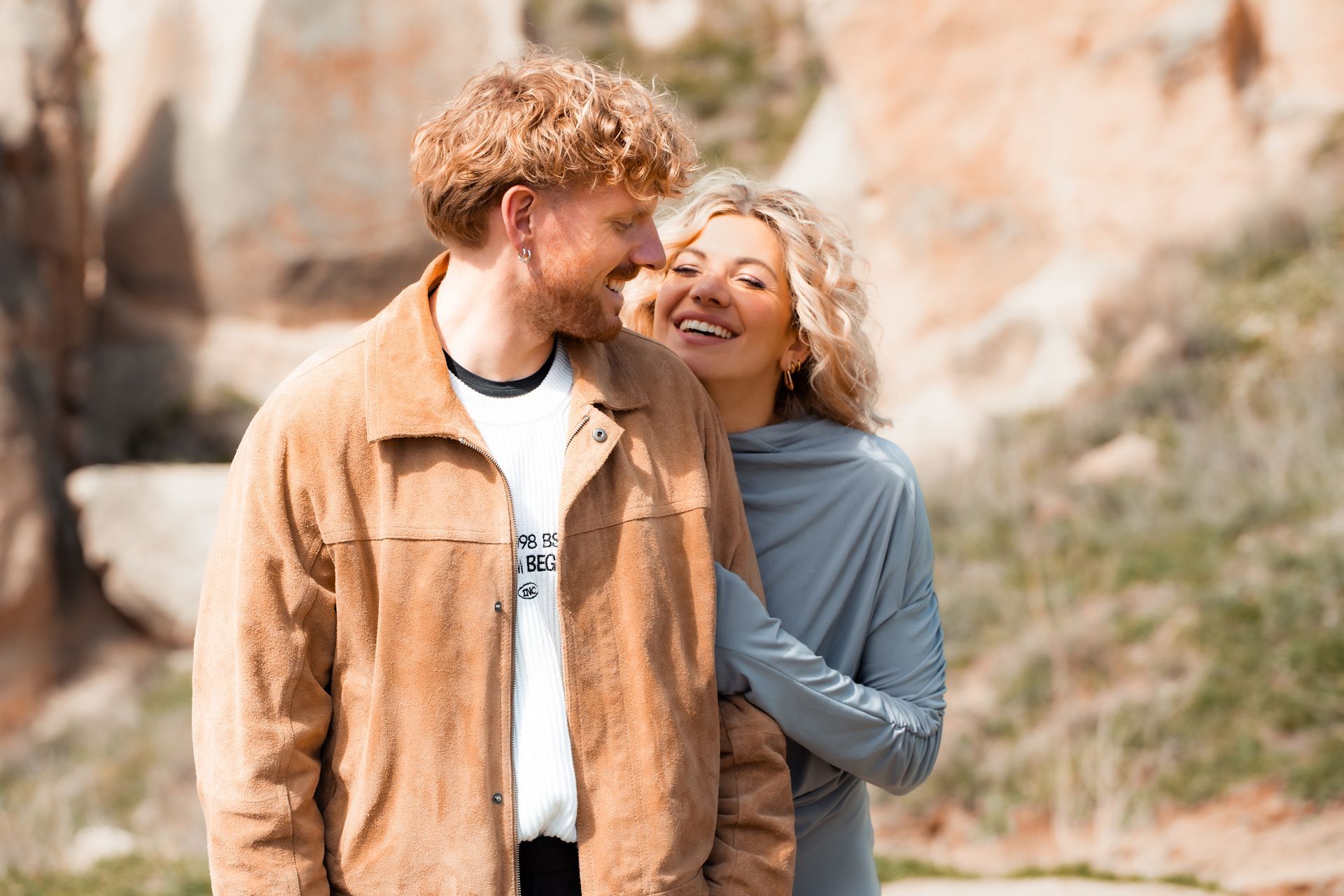 Authentisches Paarshooting in der Natur – verliebte Paare, echte Emotionen und natürliche Paarfotografie.