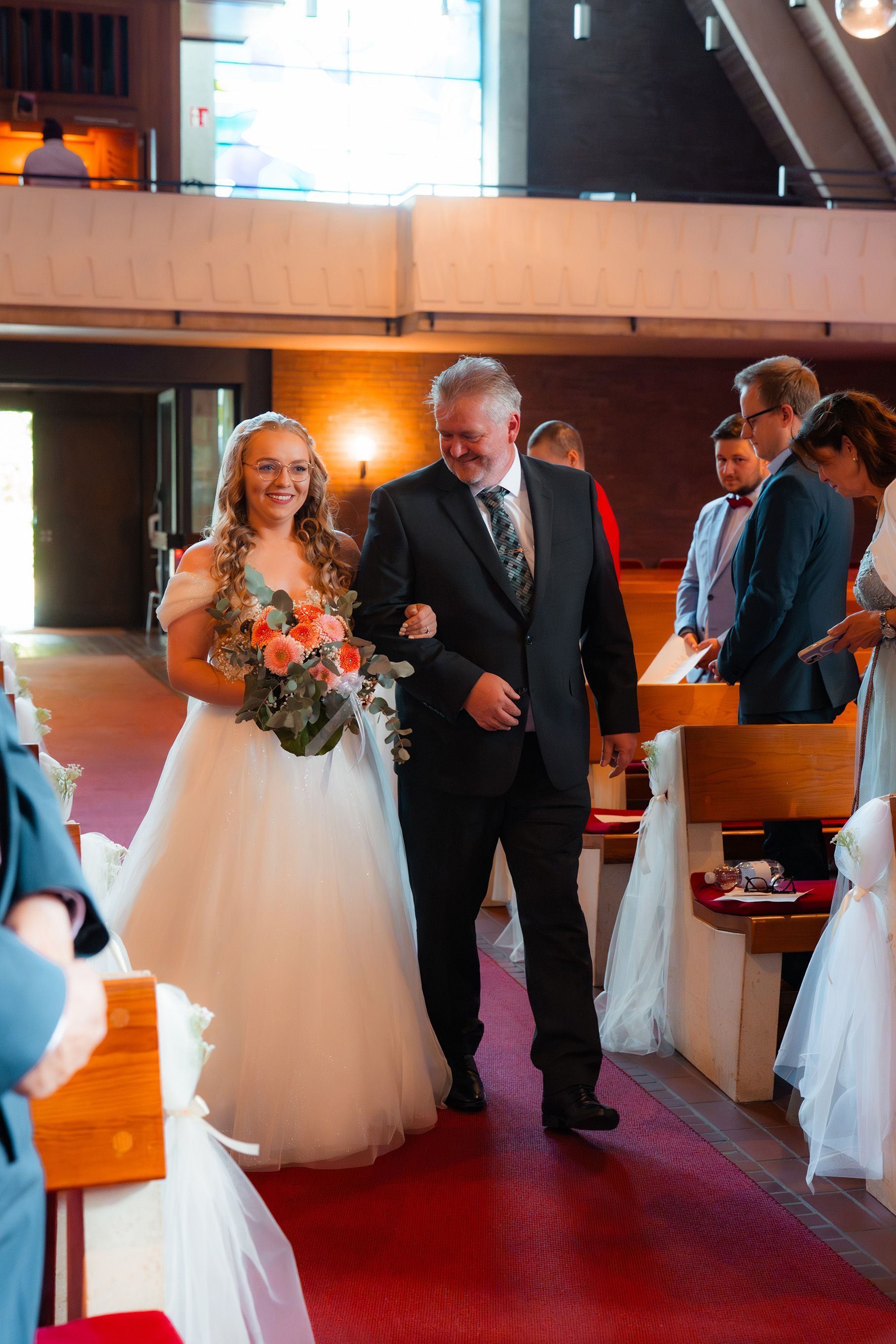 Emotionaler Moment beim Einzug der Braut in die Kirche während der Hochzeit in Bremen.
