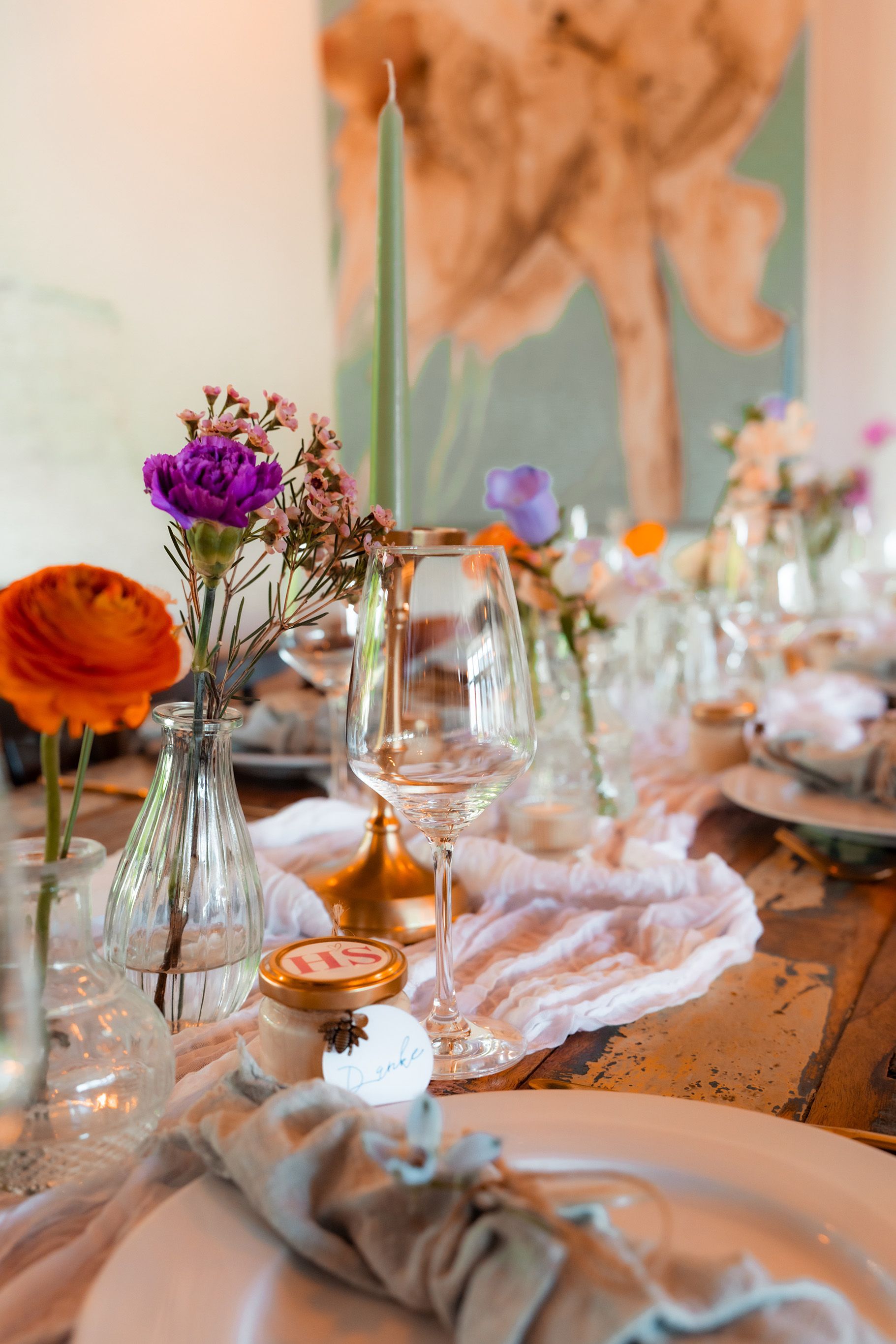 Detailfoto Hochzeitstisch mit Blumendeko in Dortmund Tyde
