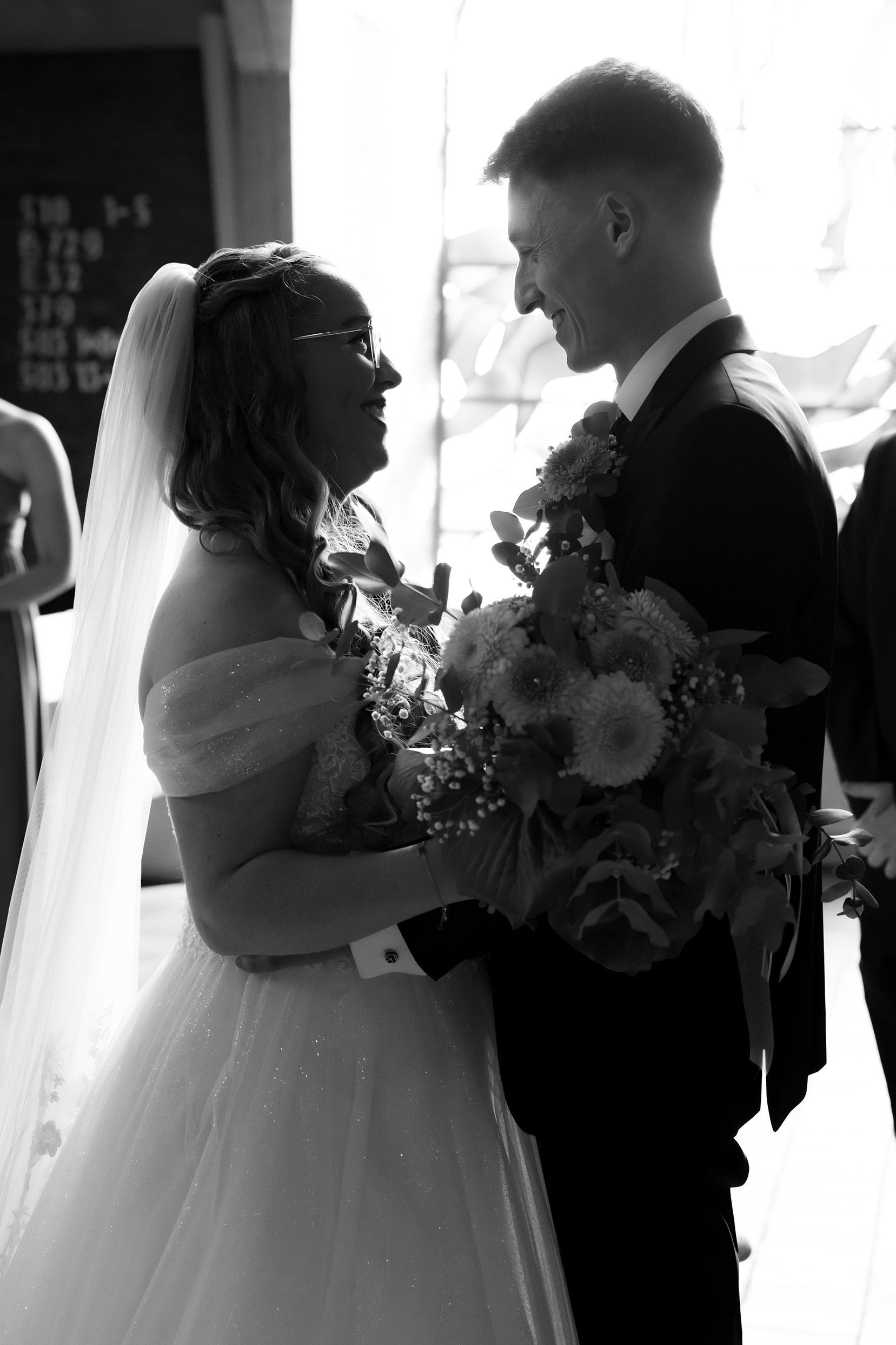 Braut und Bräutigam ansehen sich liebevoll bei der kirchlichen Trauung in Bremen