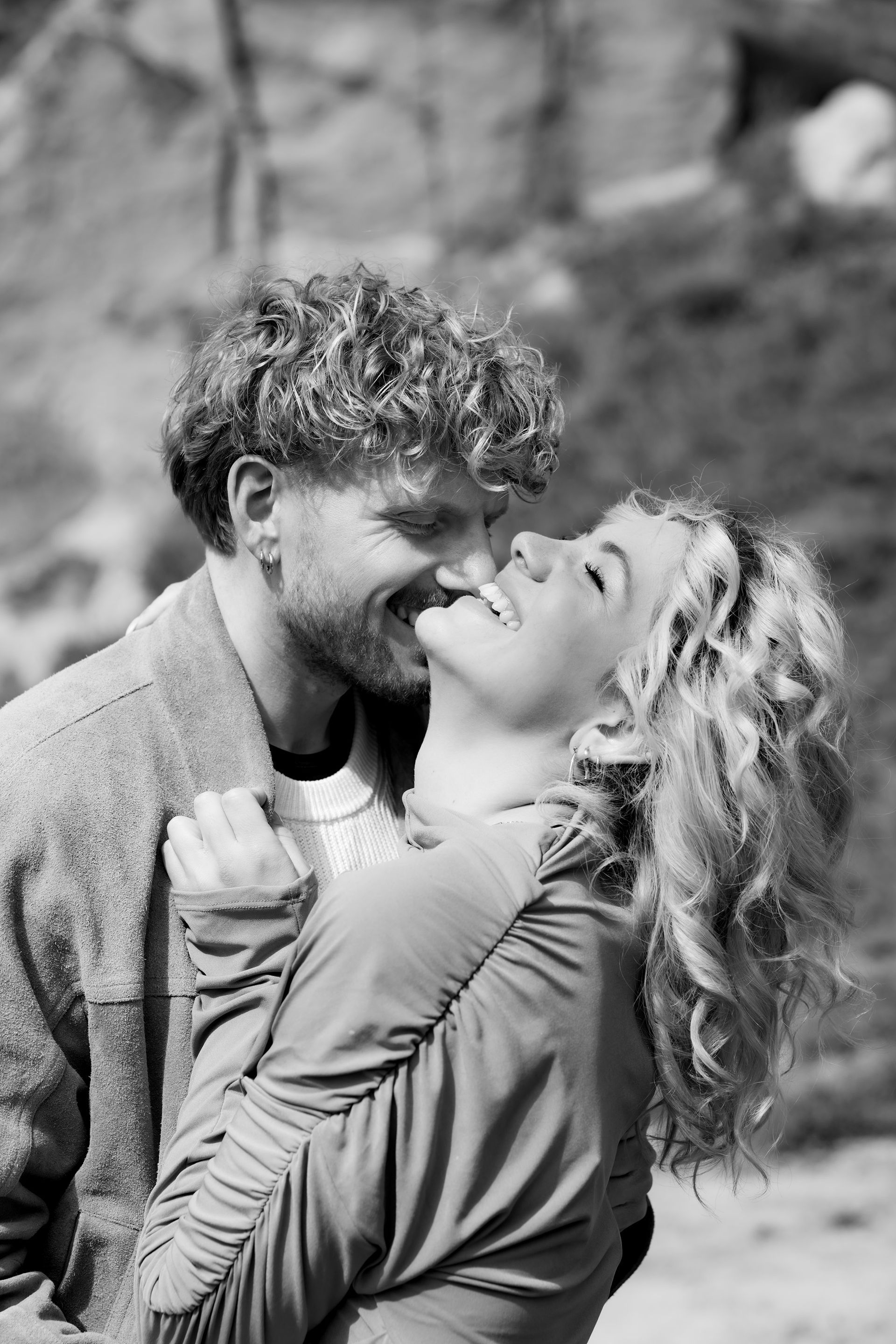 Natürliche Paarfotos beim Paarshooting – emotionale und ungestellte Momente, fotografiert in der Natur.