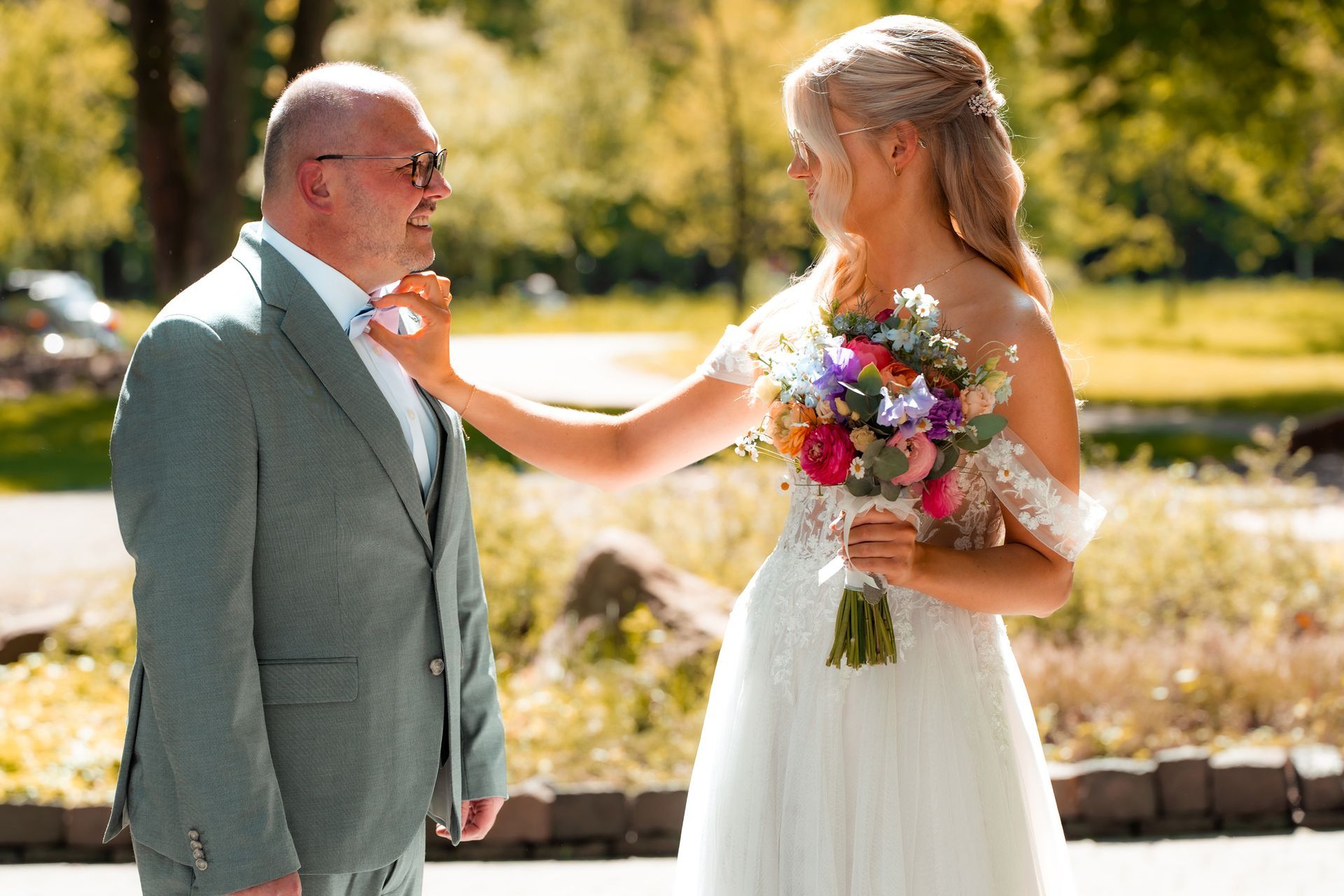 Emotionaler Moment zwischen Braut und Vater vor der Hochzeitskapelle Wischlingen Dortmund