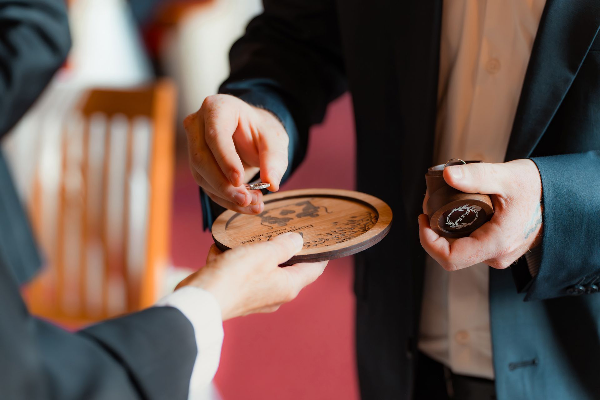 Traumoment des Brautpaars mit Ringtausch in der Kirche bei der Hochzeit in Bremen.