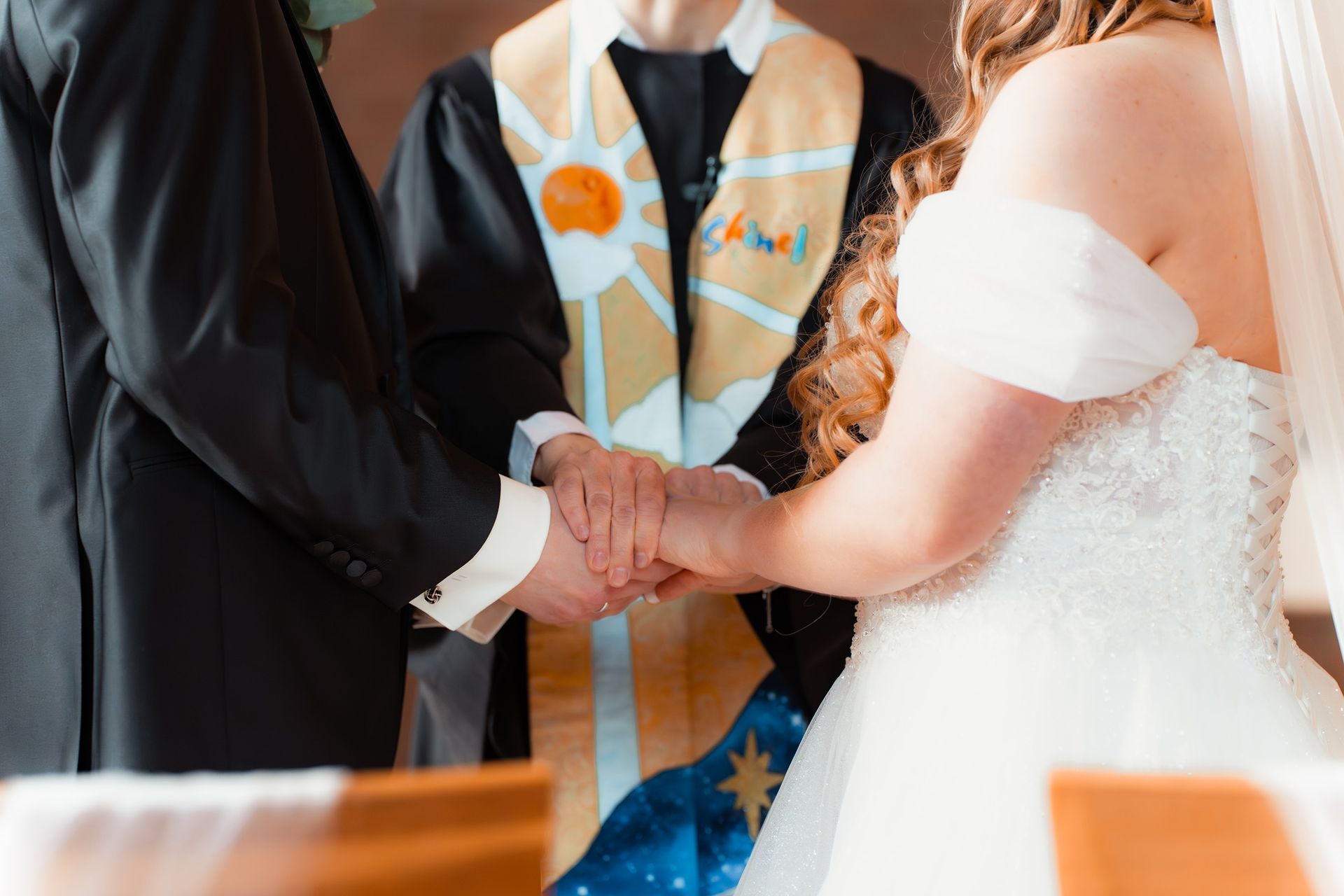 Pfarrer segnet das Brautpaar während der kirchlichen Trauung in der Melanchthonkirche Bremen.