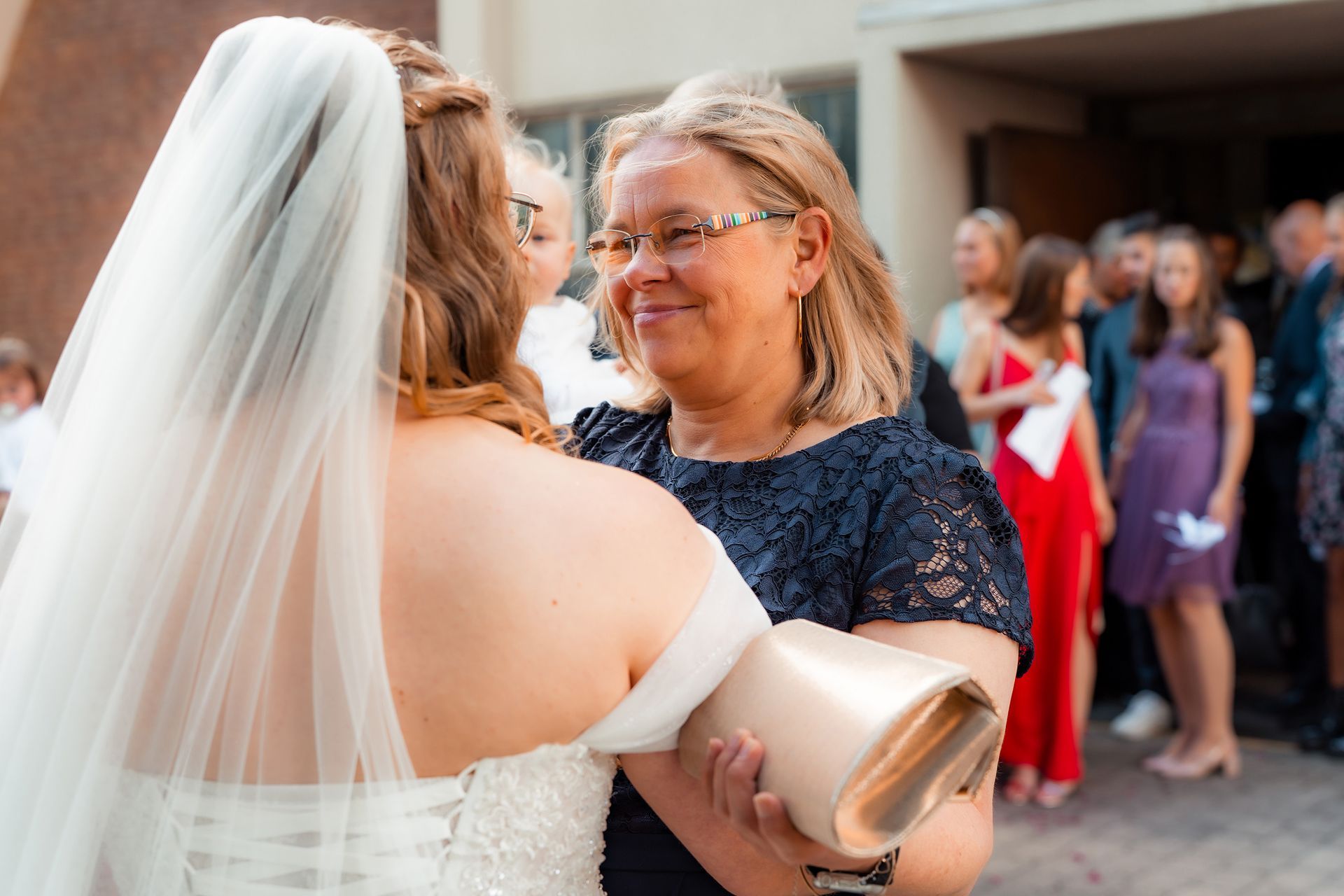 Herzliche Gratulation zwischen Braut und Brautmama vor der Kirche nach der Hochzeitszeremonie in Bremen.