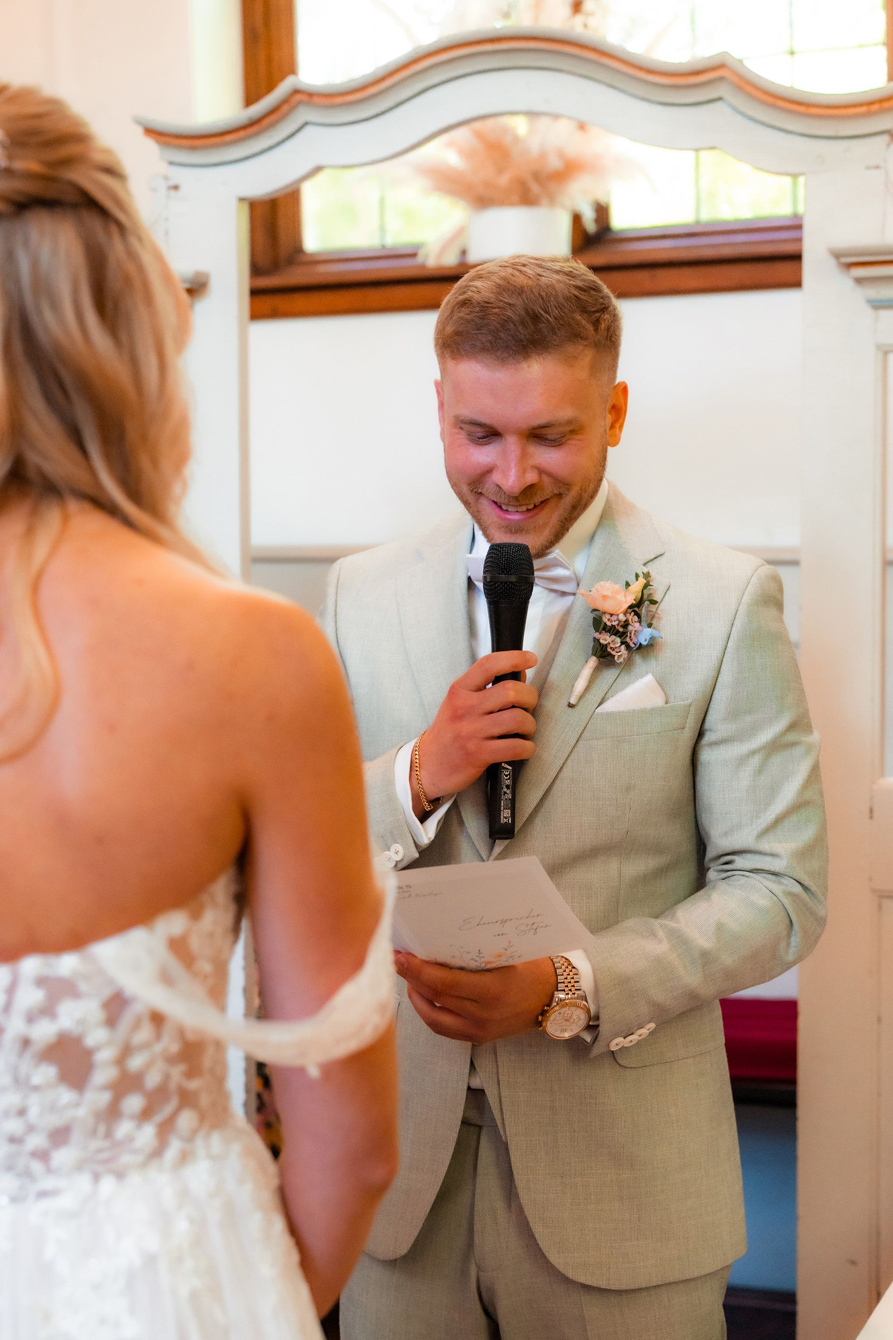 Bräutigam liest emotionale Ehegelübde bei der Hochzeit Dortmund