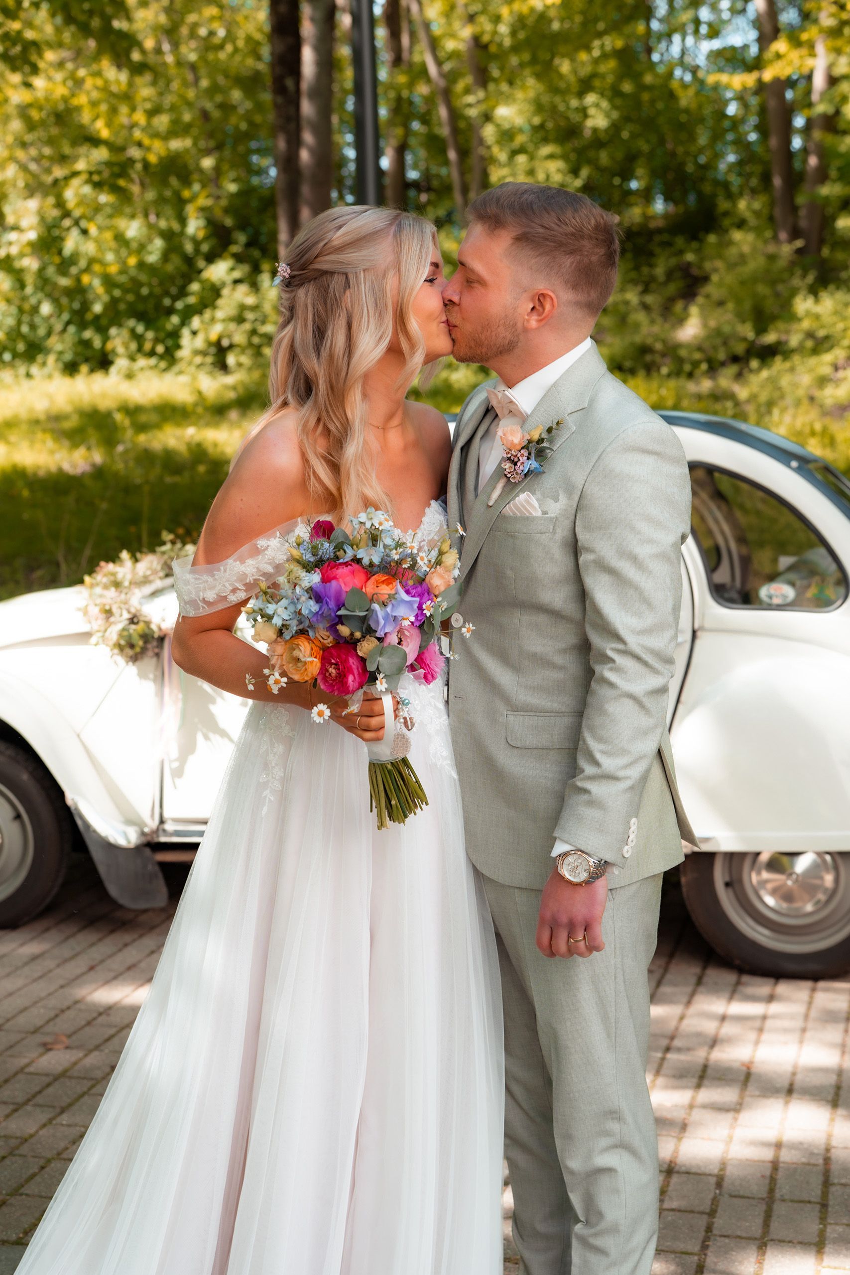 Glückliches Brautpaar nach der Trauung bei Hochzeit Dortmund
