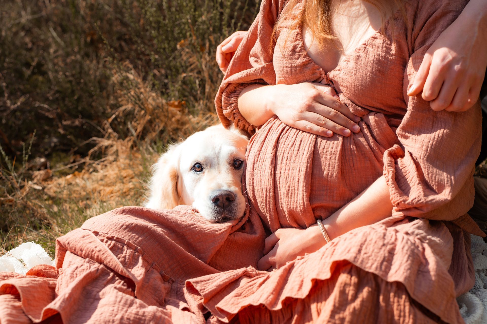 Schwangerschaftsshooting am Strand von Mauritius mit Babybauch‑Detailaufnahme in natürlichem Sonnenlicht
