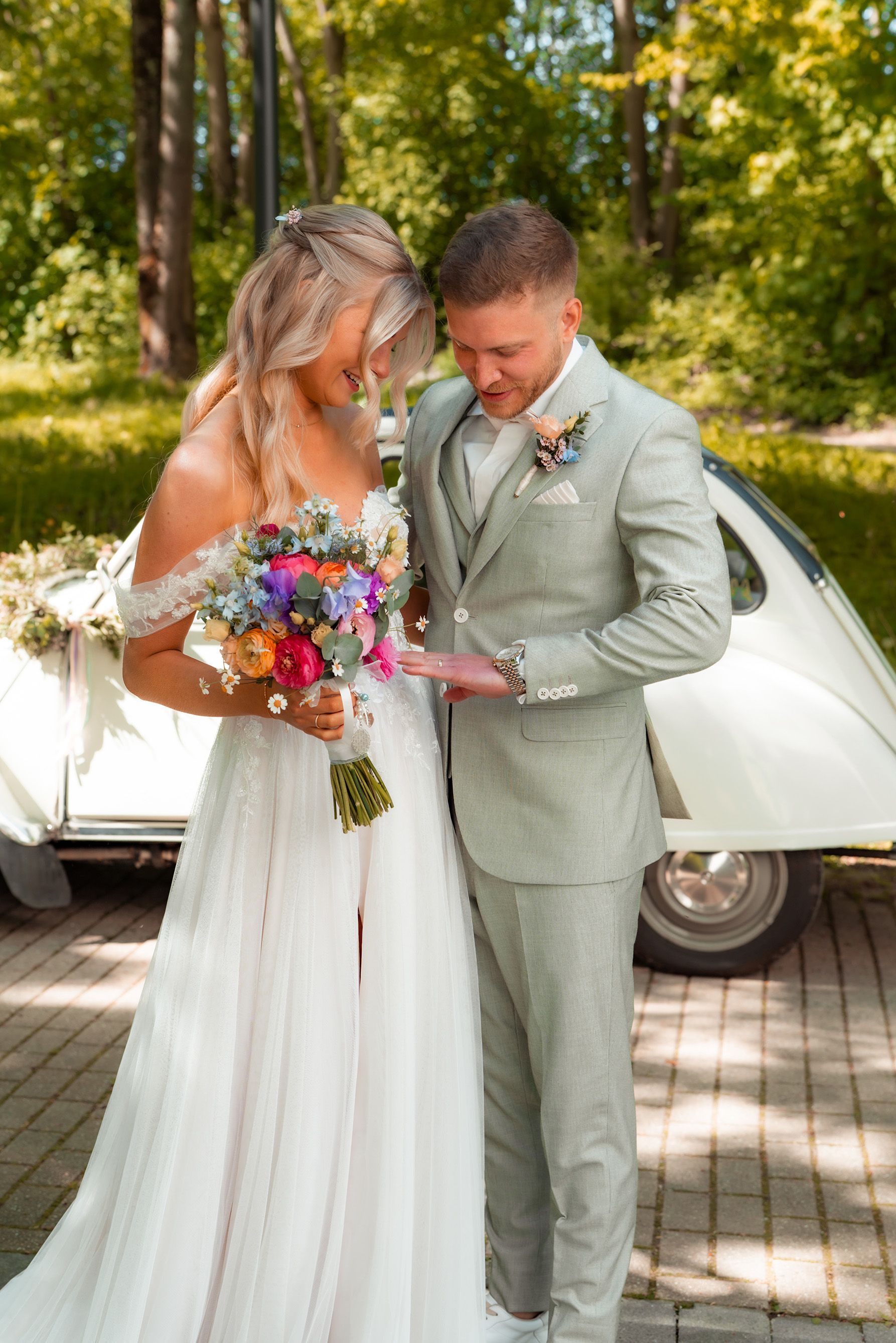 Brautpaar Auszug aus der Kapelle nach der Hochzeit in Dortmund