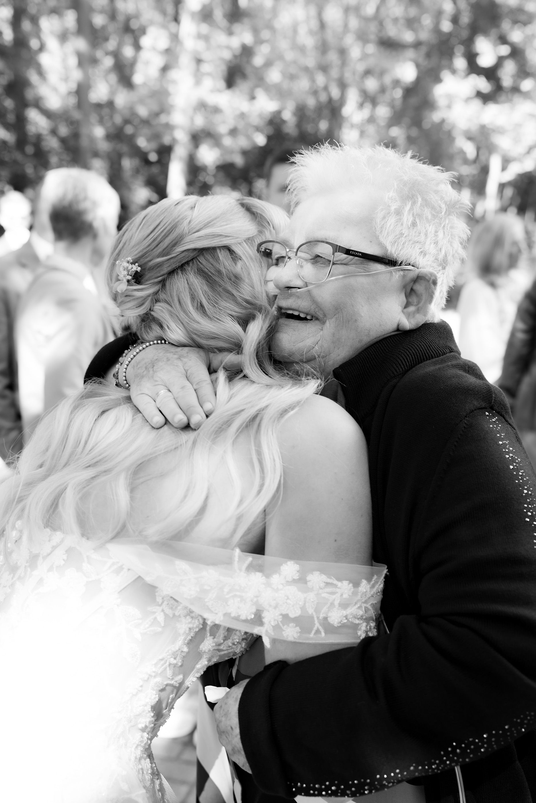 Emotionale Umarmungen von Gästen mit Brautpaar bei Hochzeit Dortmund