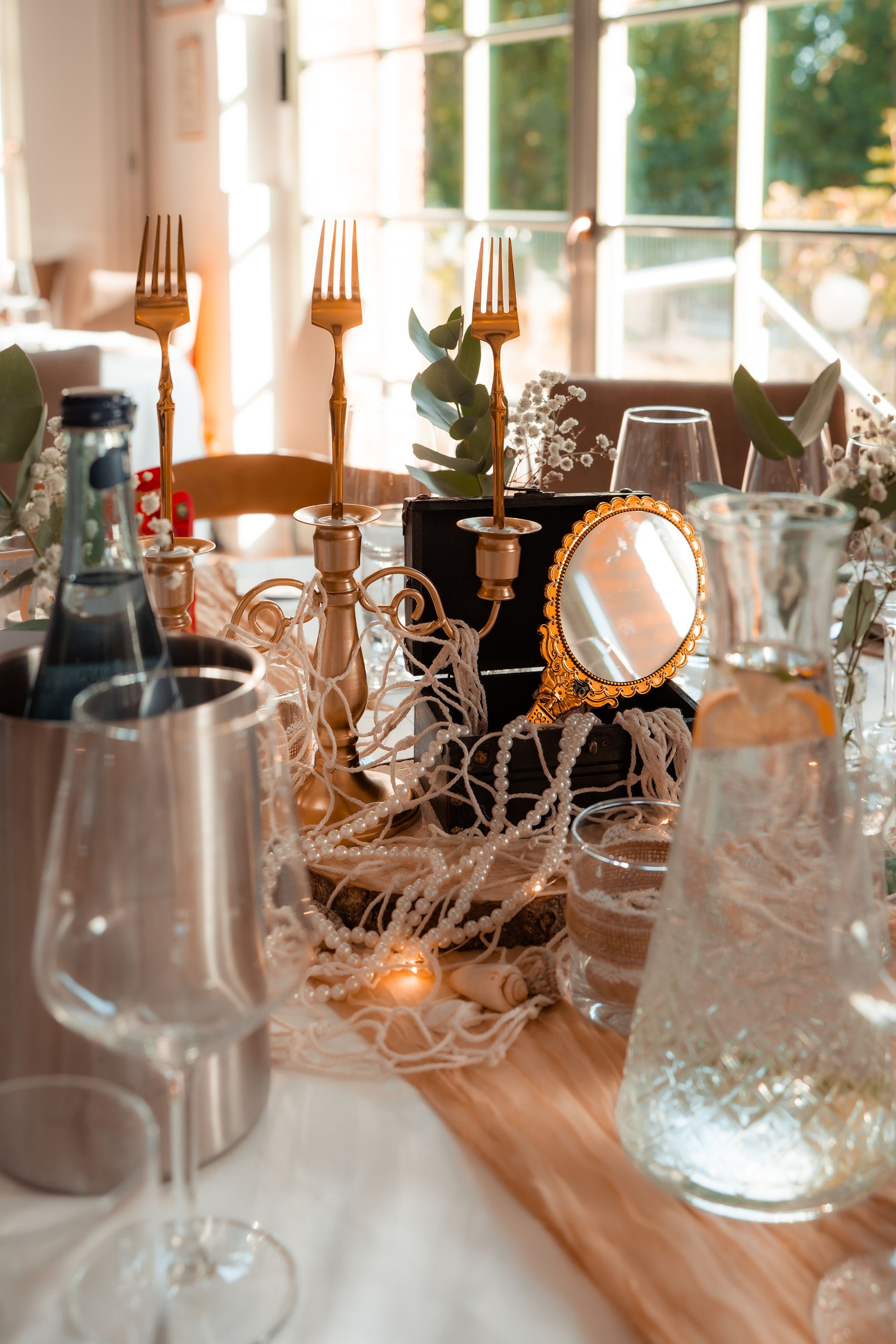 Elegant gedeckter Hochzeitstisch mit goldenen Kerzenständern, weißen Blumen und Gläsern – im Grand Central Bremen.