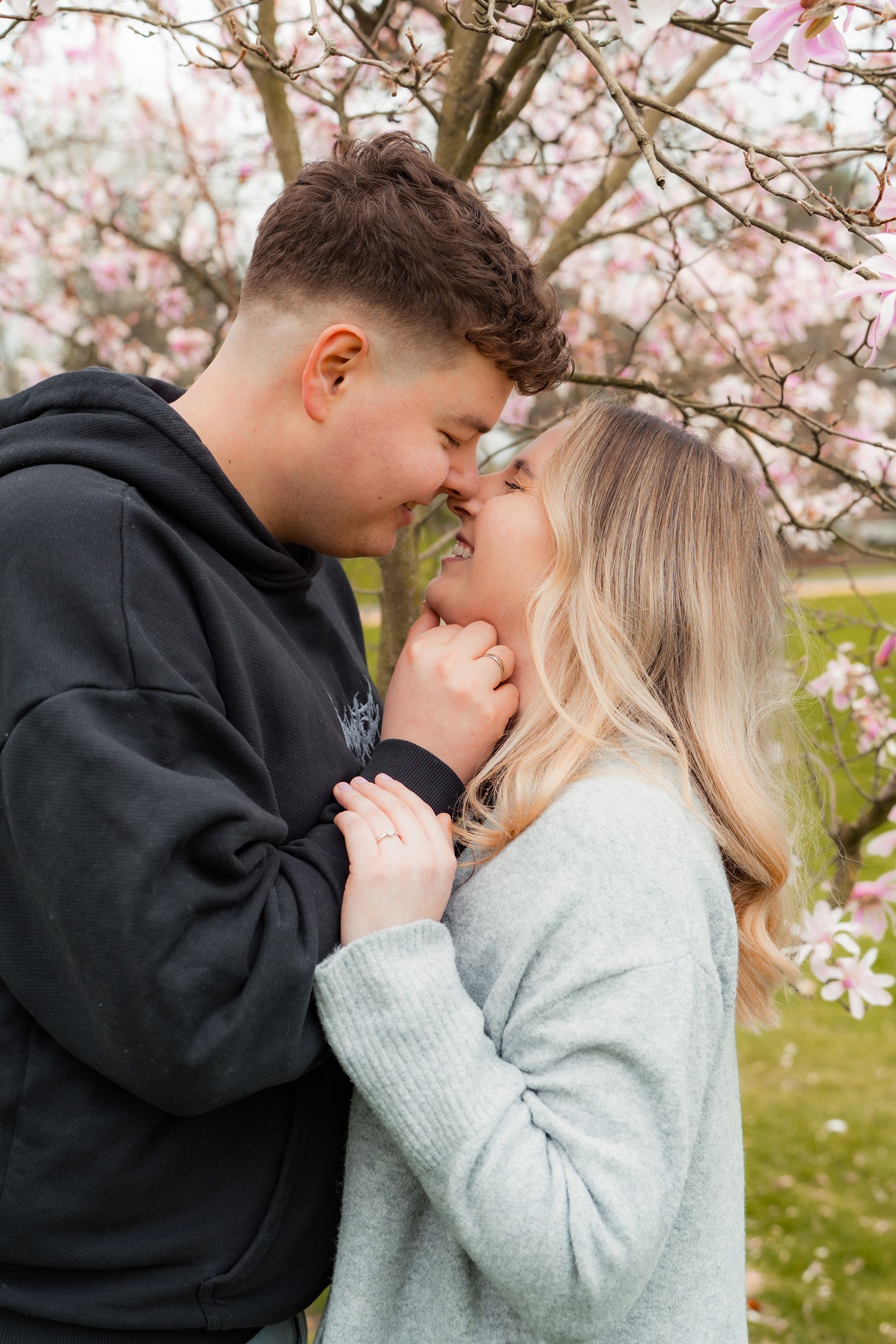 Intimer Moment zwischen Braut und Bräutigam auf traditionellem Teppich