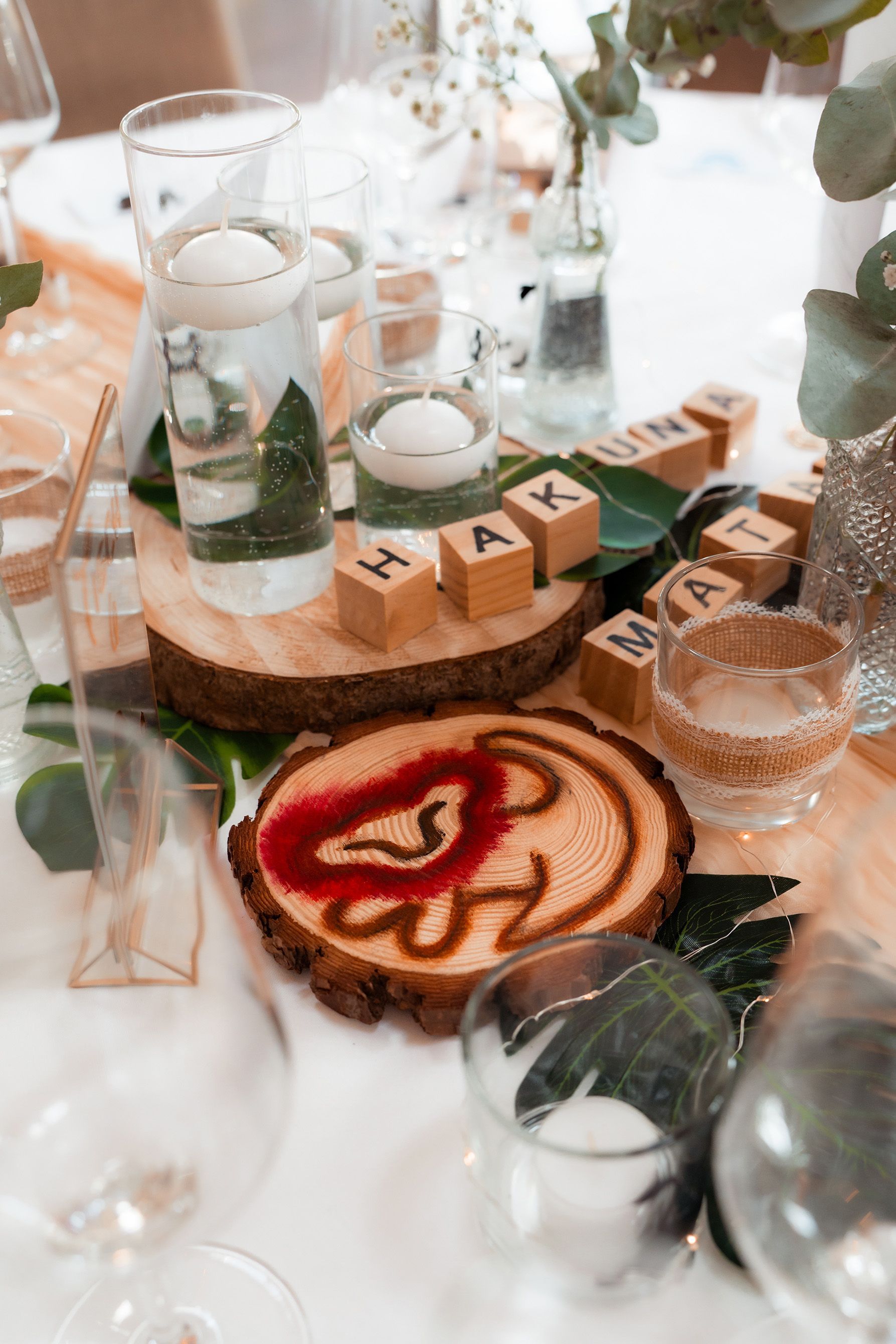 Detailaufnahme der Disney Tischdekoration, grünen Blättern und bei einer Hochzeitsfeier in Bremen.