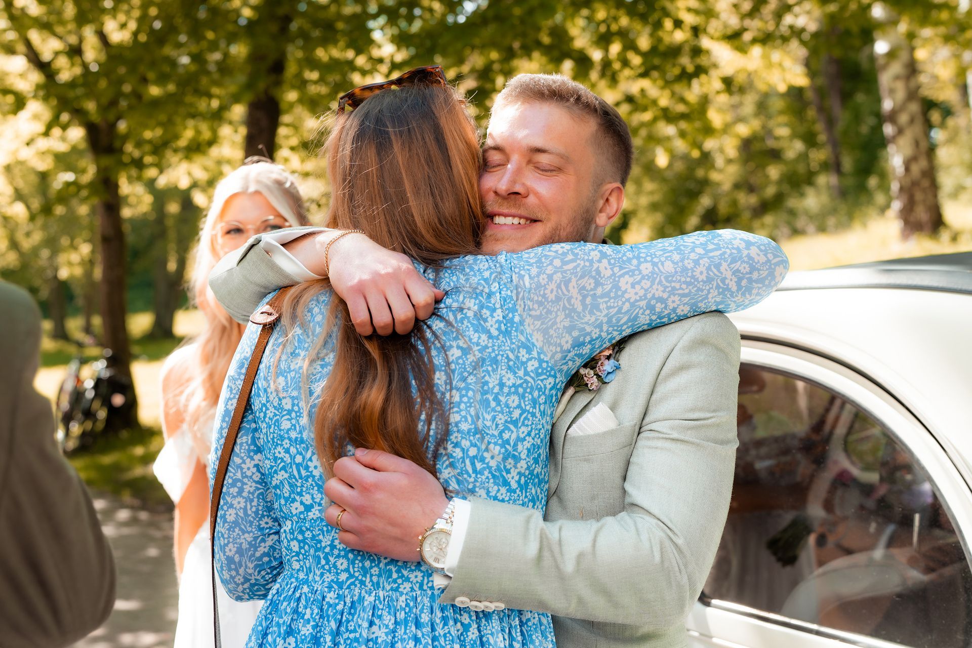 Freunde gratulieren herzlich dem Brautpaar bei Hochzeit Dortmund