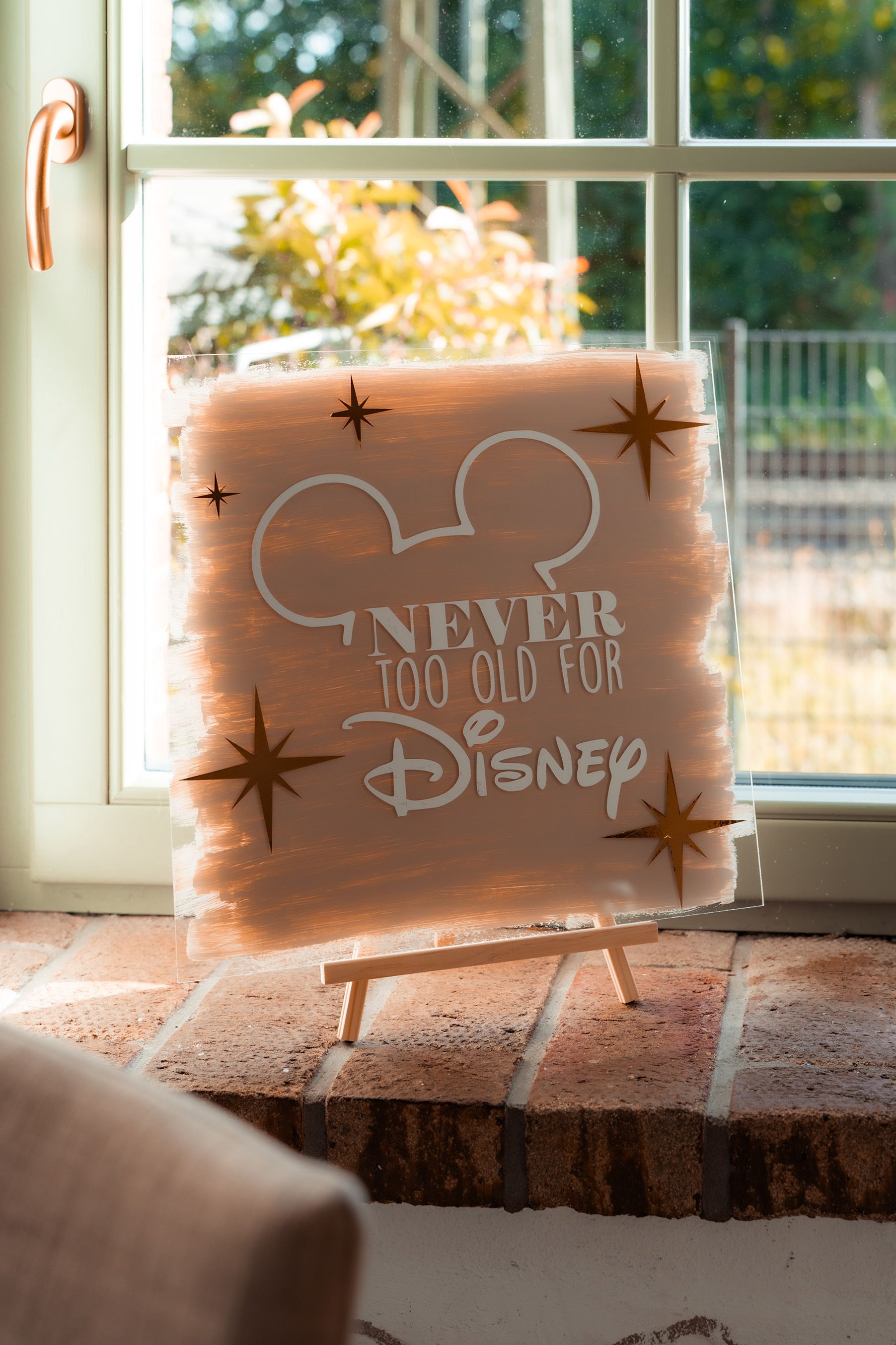 Detailaufnahme der Hochzeitstischdeko mit personalisiertem Disney-Schild am Fenster im Grand Central Bremen.