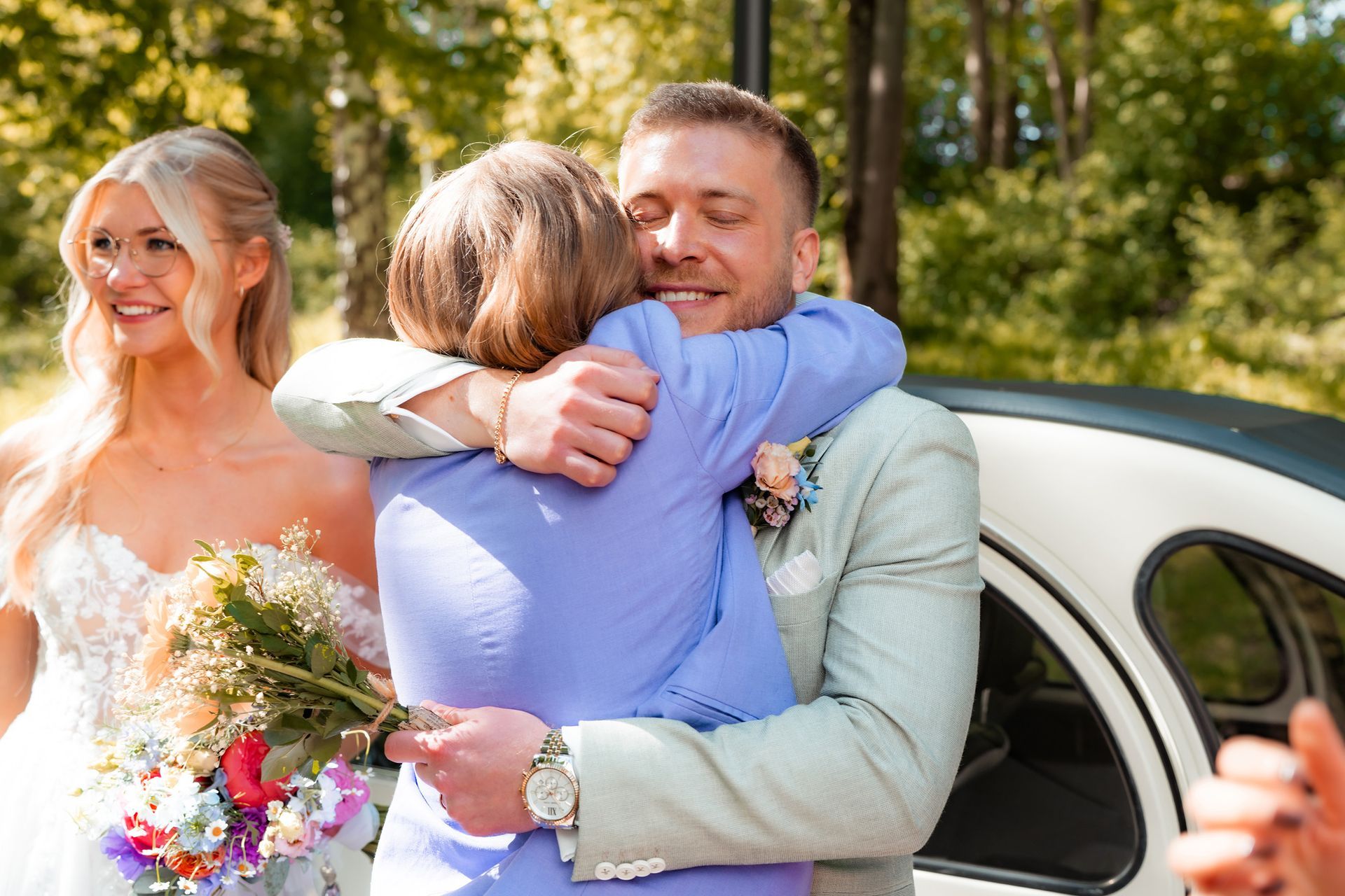 Gäste gratulieren und feiern das Brautpaar bei der Hochzeit Dortmund