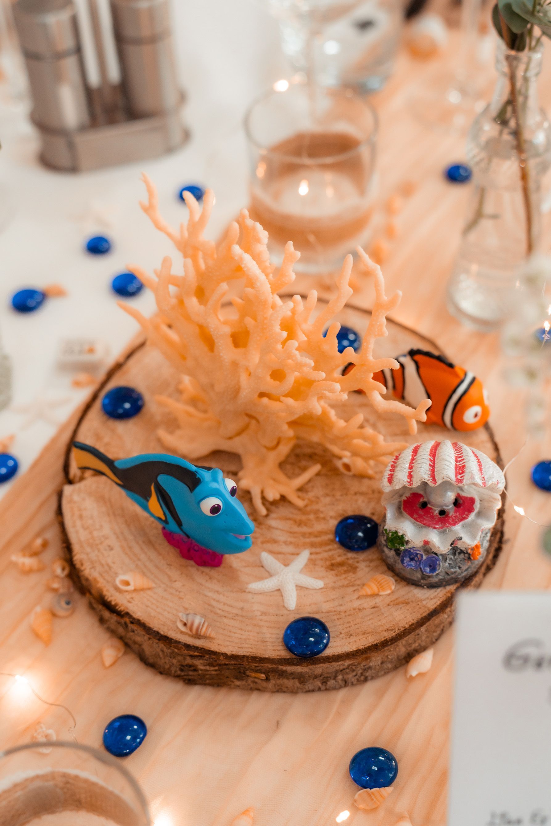 Festlich dekorierter Hochzeitstisch im Disney-Stil, Kerzen und orangener Tischdekoration im Grand Central Bremen.